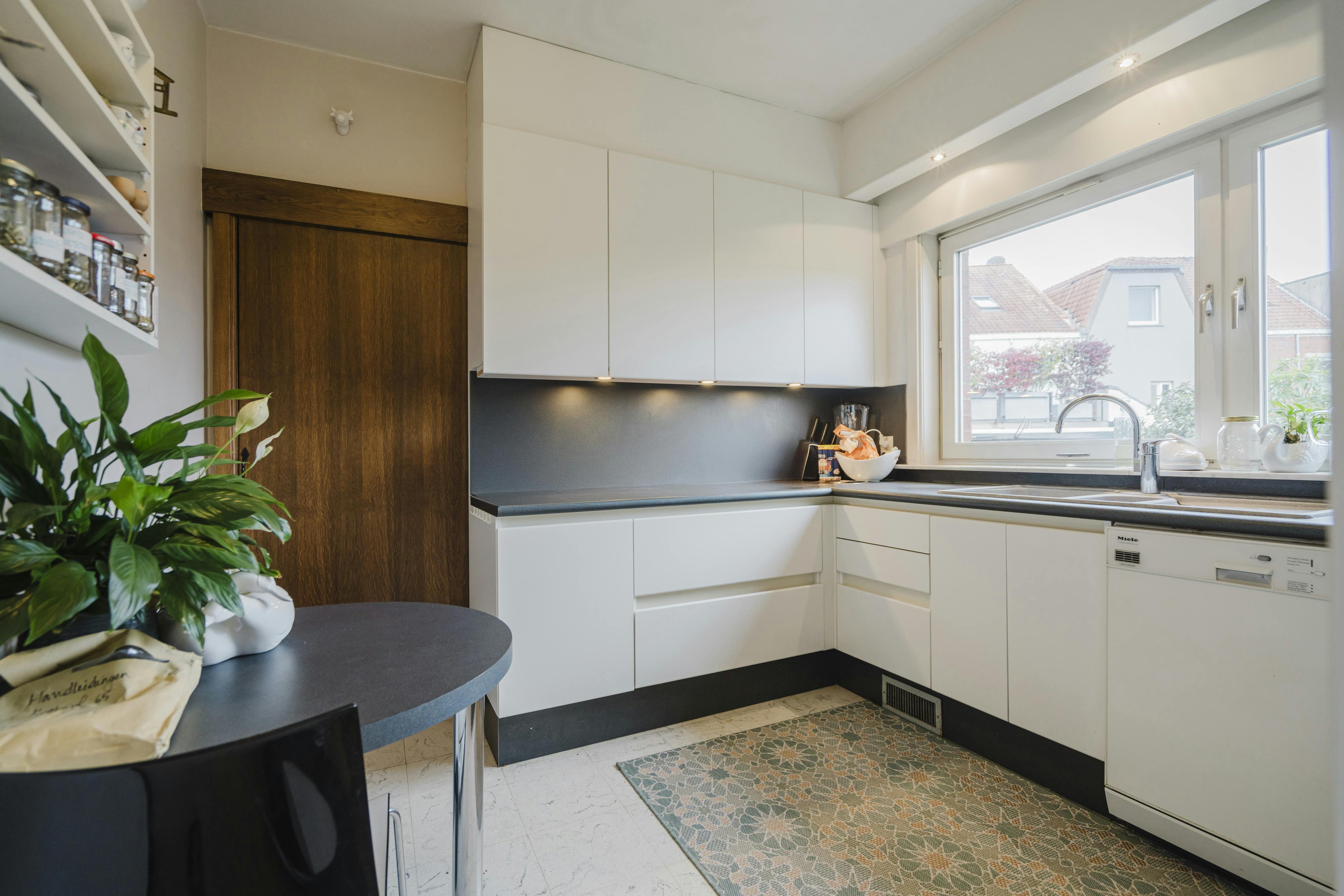 Karaktervolle burgerwoning te koop op Sint-Elisabeth te Kortrijk! foto 6