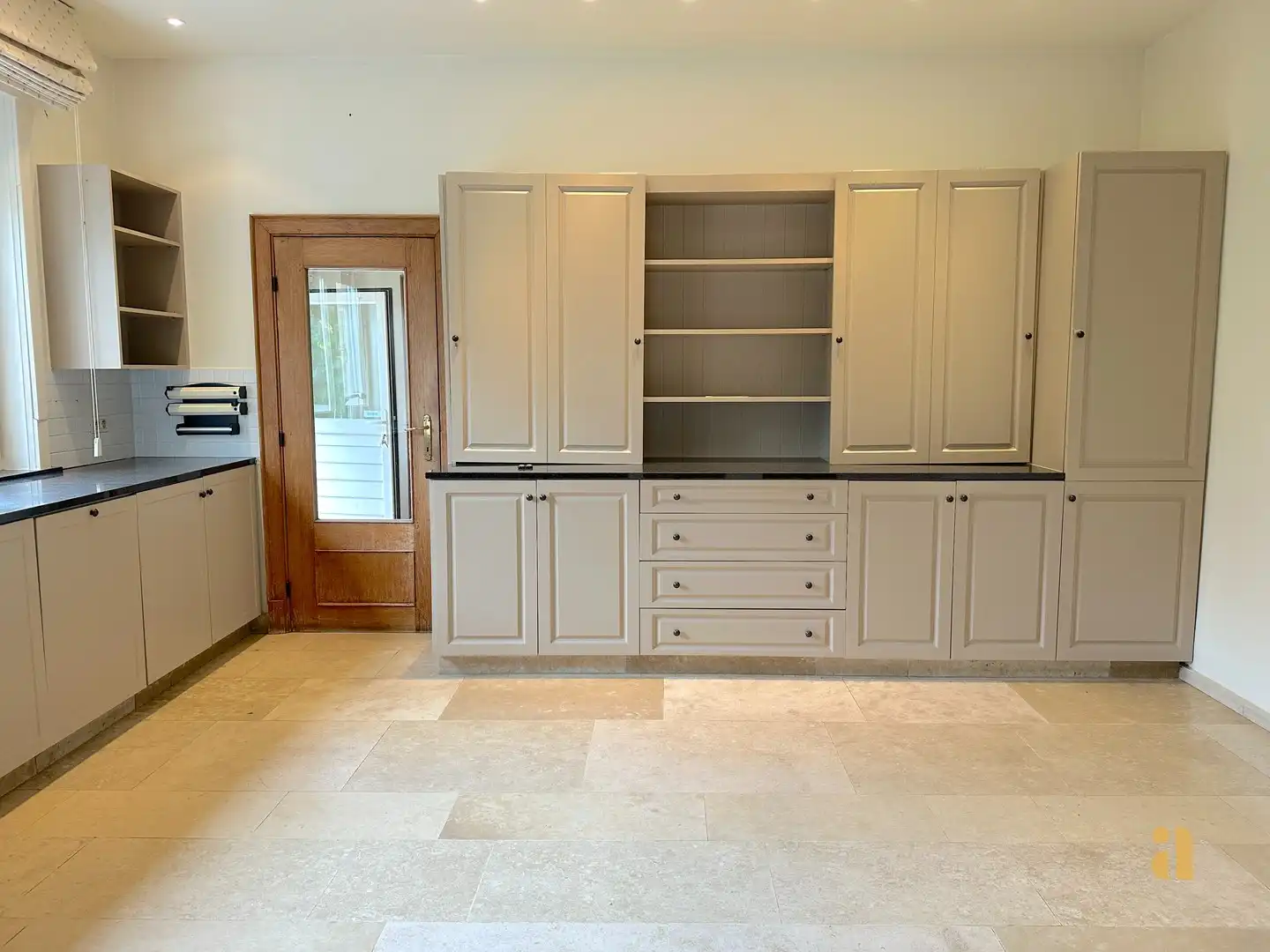 Te huur: royale woning met zwembad foto 17