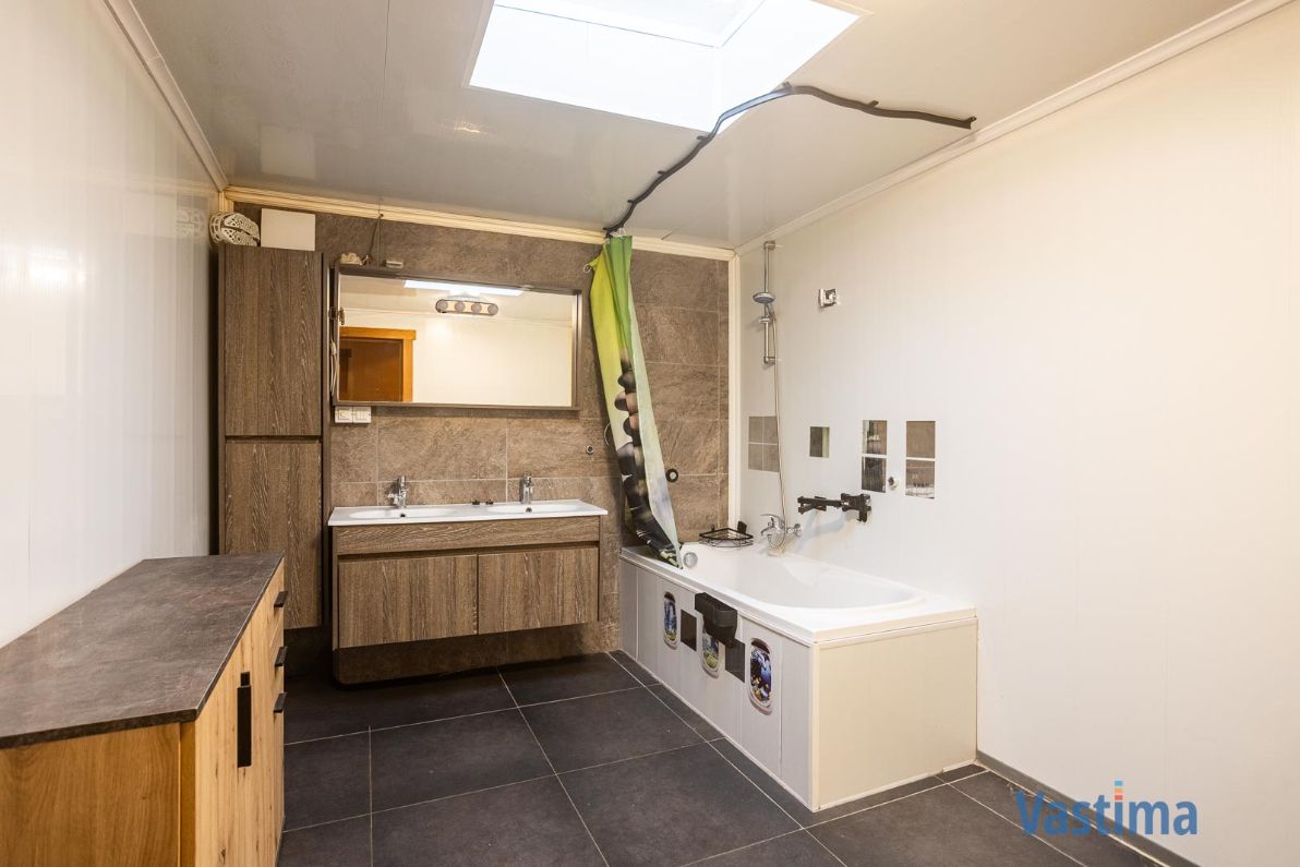 Stadswoning met zonnepanelen en tuin foto 10