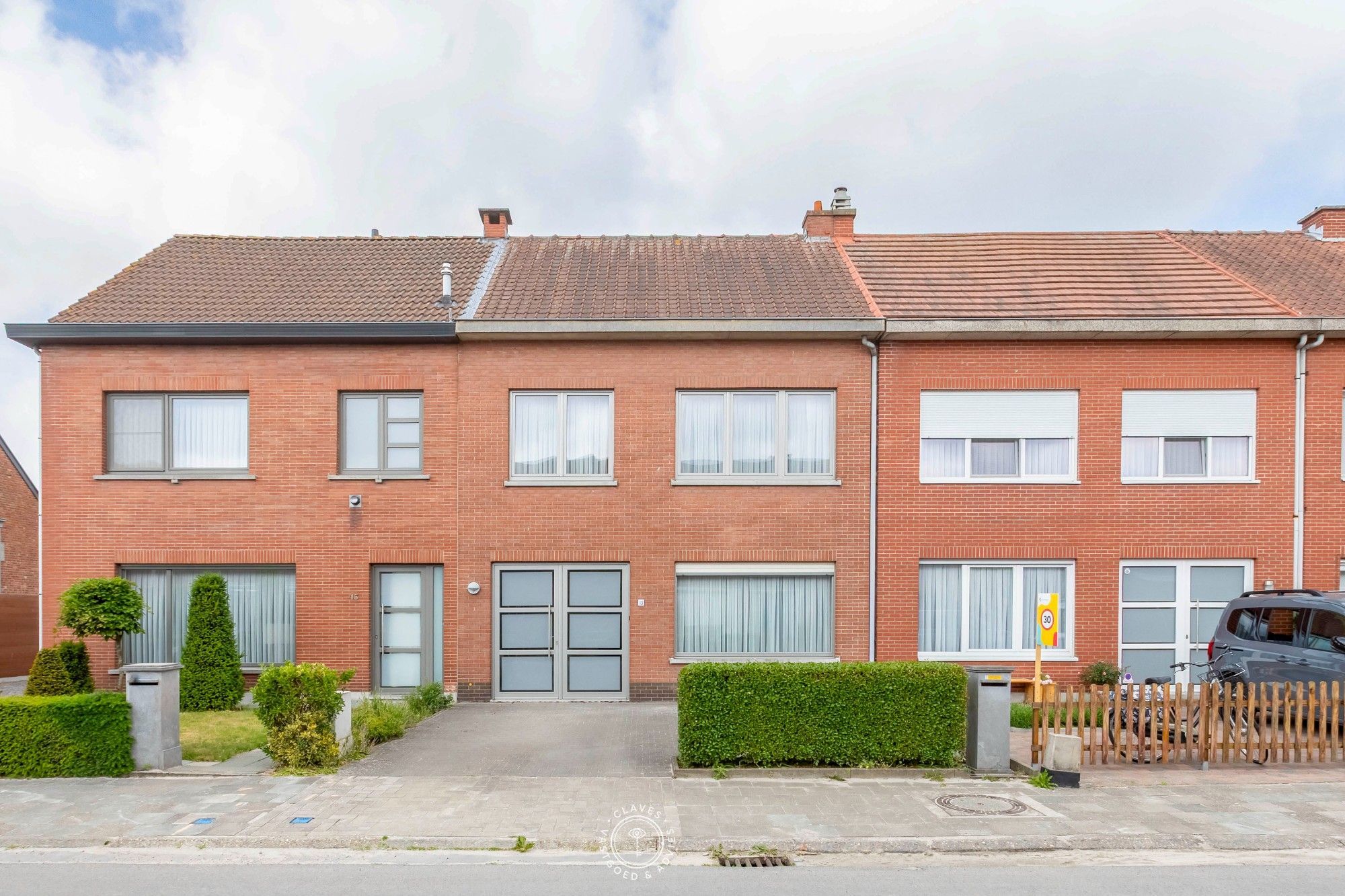 Fijne woning met 3 slaapkamers en zonnige tuin in rustige buurt in Belsele foto {{pictureIndex}}