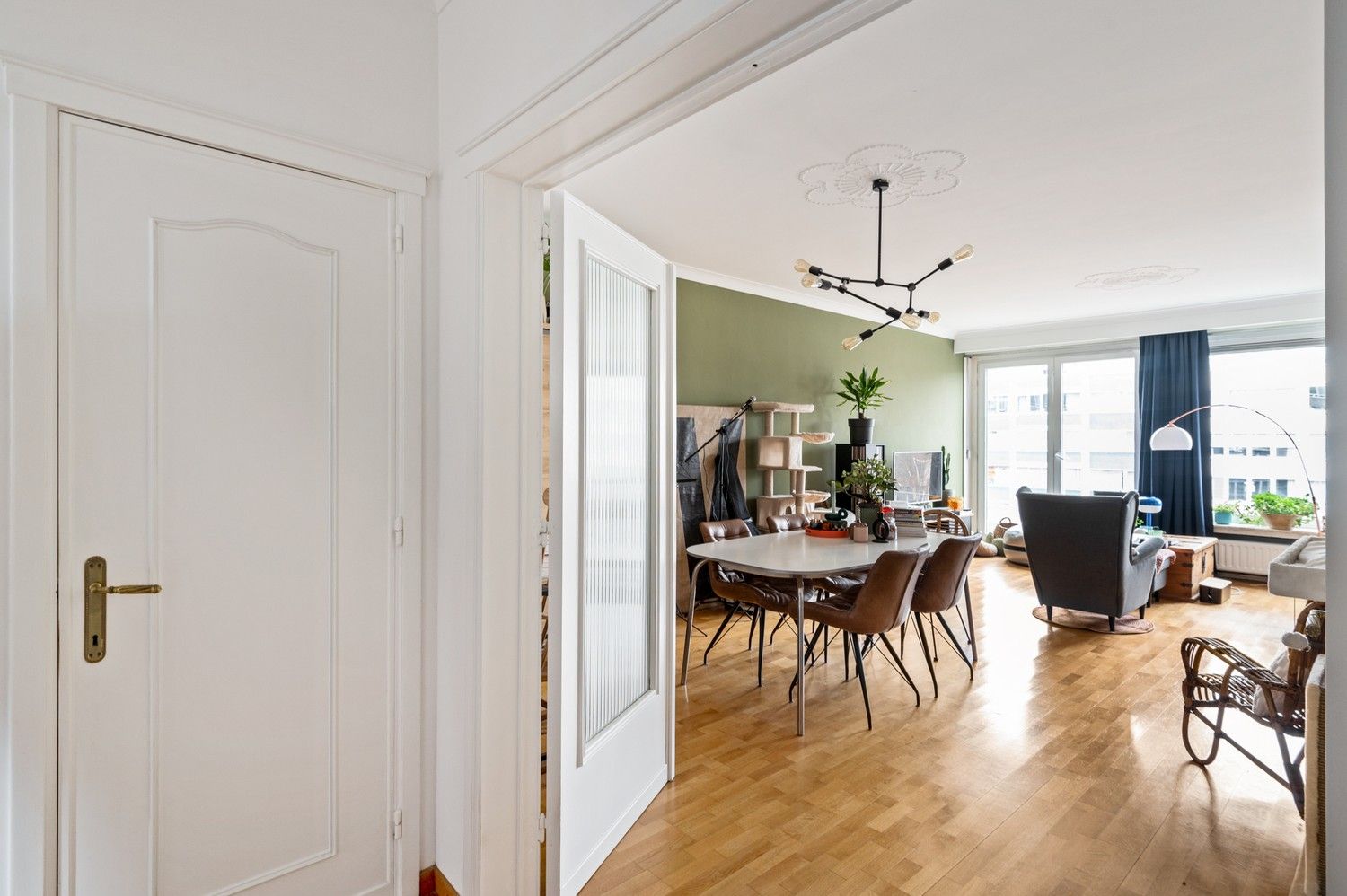 Appartement met 2 slaapkamers en kelderberging op de 3de verdieping in het centrum van Deurne! foto 3