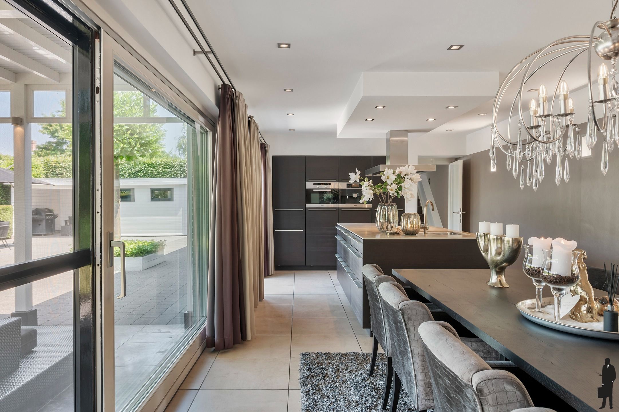 Tijdloze villa op perceel van ca. 1287 m².  foto 8