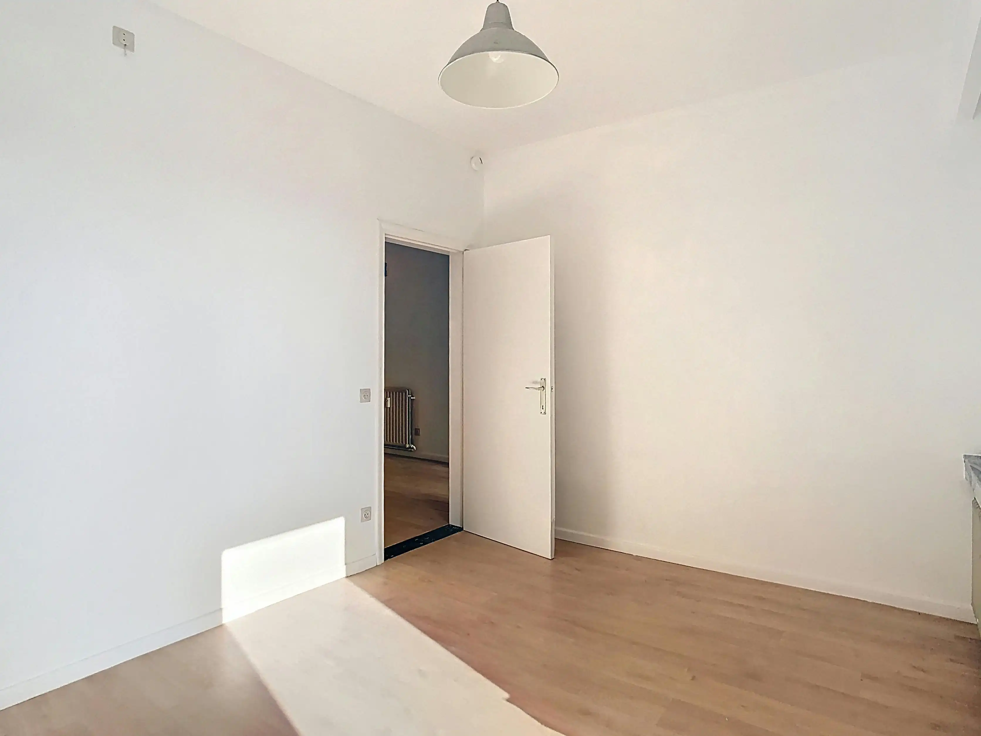 Lichtrijk en centraal gelegen ruim appartement met garage foto 13