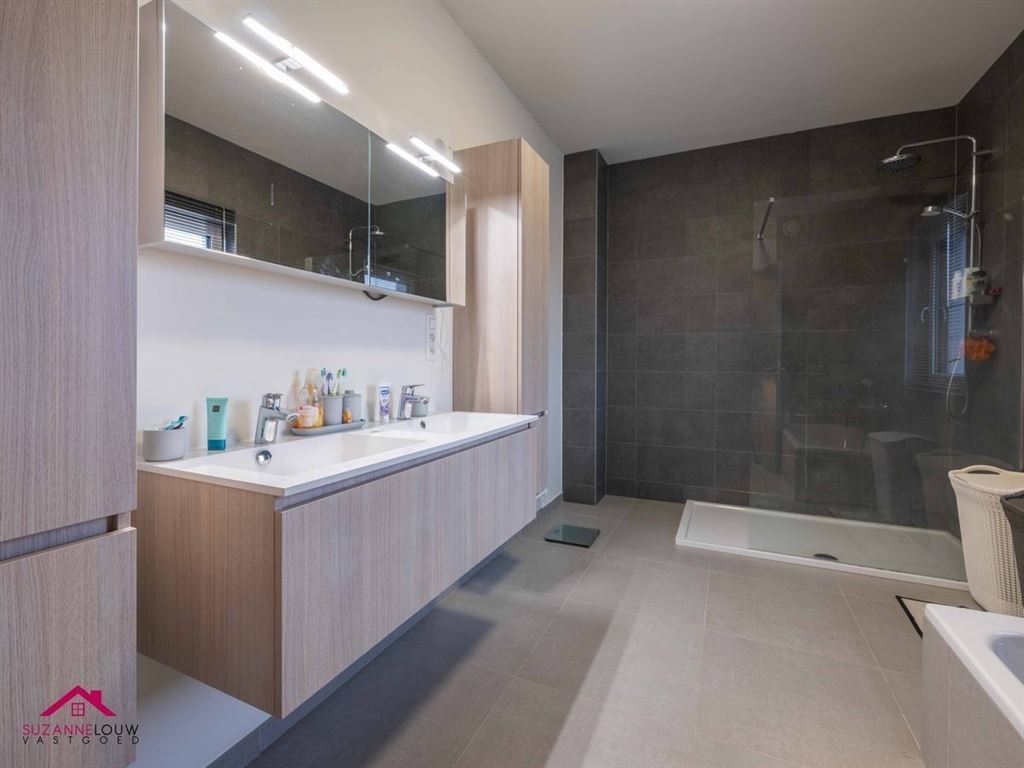 Instapklare half vrijstaande gezinswoning met gezellige tuin foto 22