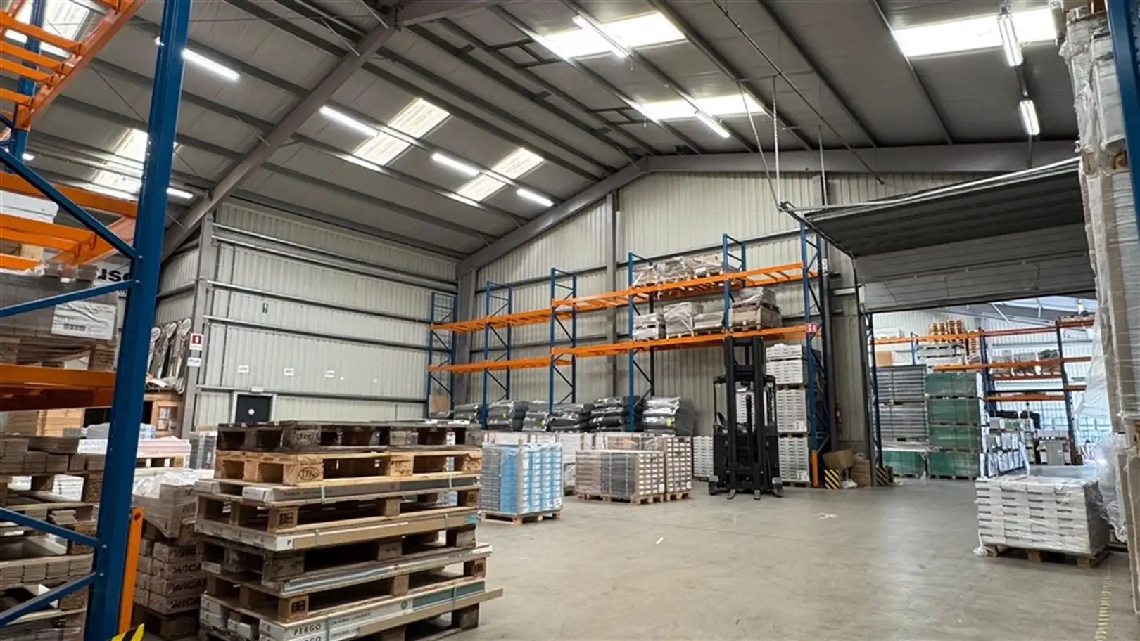 Bedrijfspand met uitmuntende zichtbaarheid foto 5