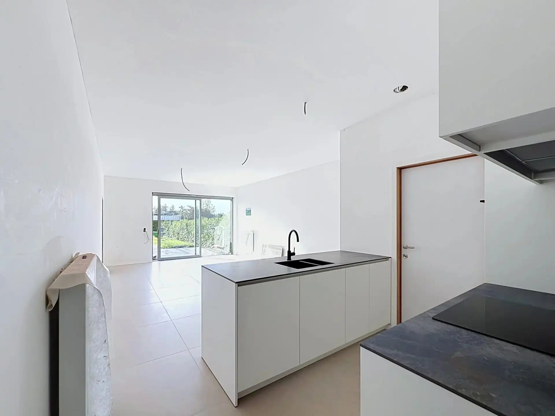 Luxueus en modern afgewerkt gelijkvloers appartement met tuin en 1 slaapkamer. foto 16
