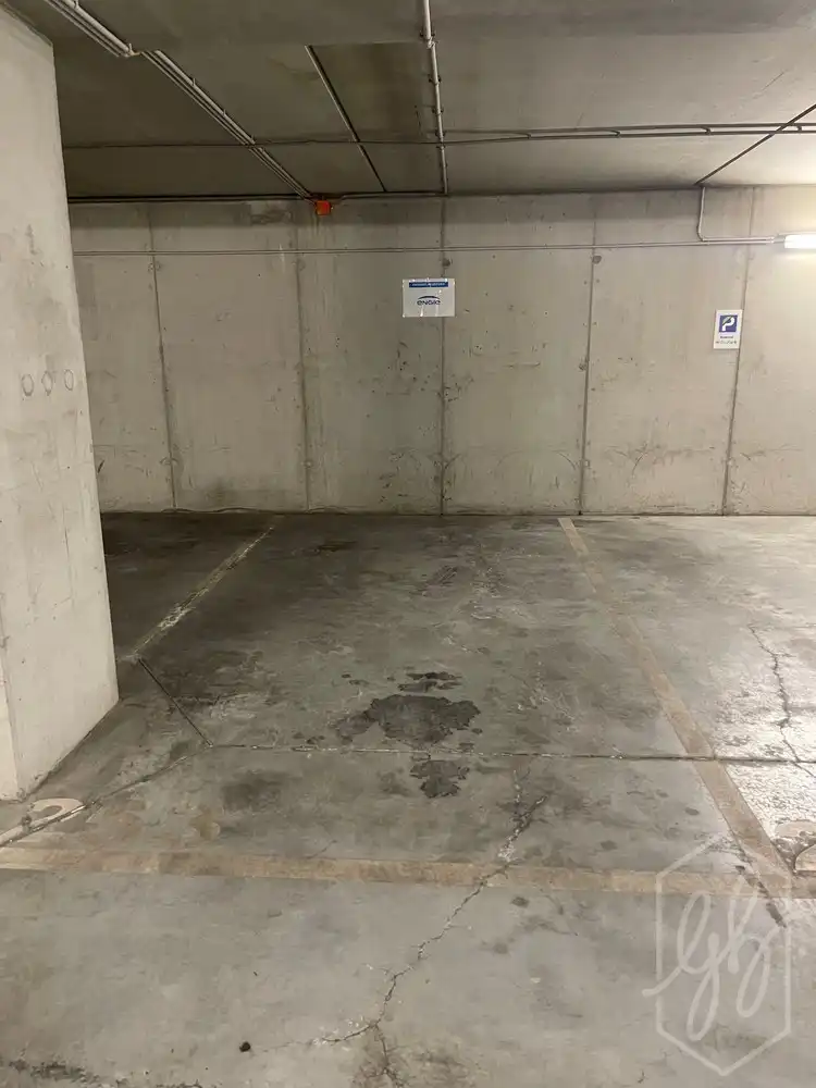 Unieke kans tot aankoop van 1 tot 3 ondergrondse garageplaatsen, gelegen in een beveiligde en goed onderhouden parkeergarage foto {{pictureIndex}}