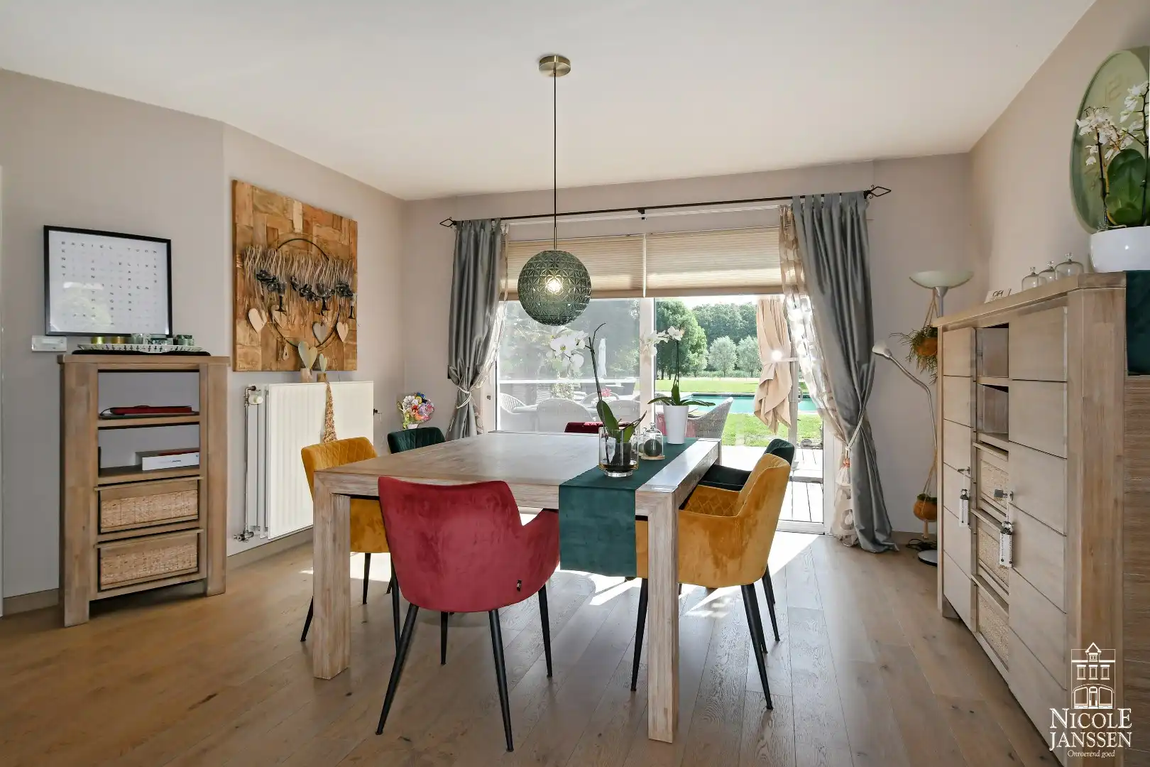 Instapklare gezinswoning met vier slaapkamers en zwembad foto 9