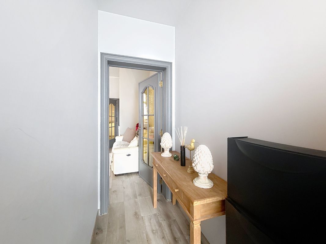 Charmante, instapklare rijwoning met uitweg achteraan. foto 3