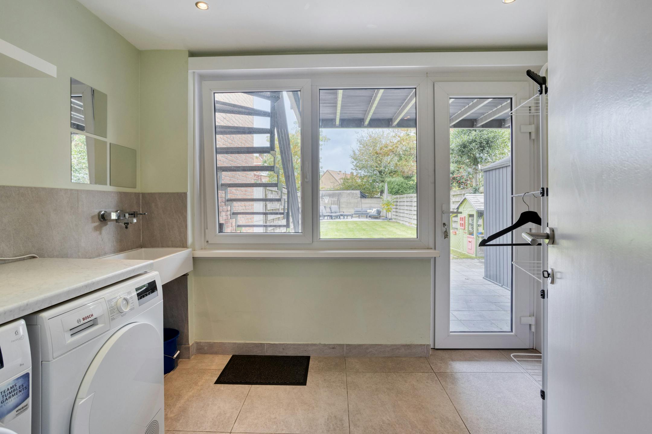 Instapklaar huis te koop in de "Vogeltjeswijk" te Merksem foto 3