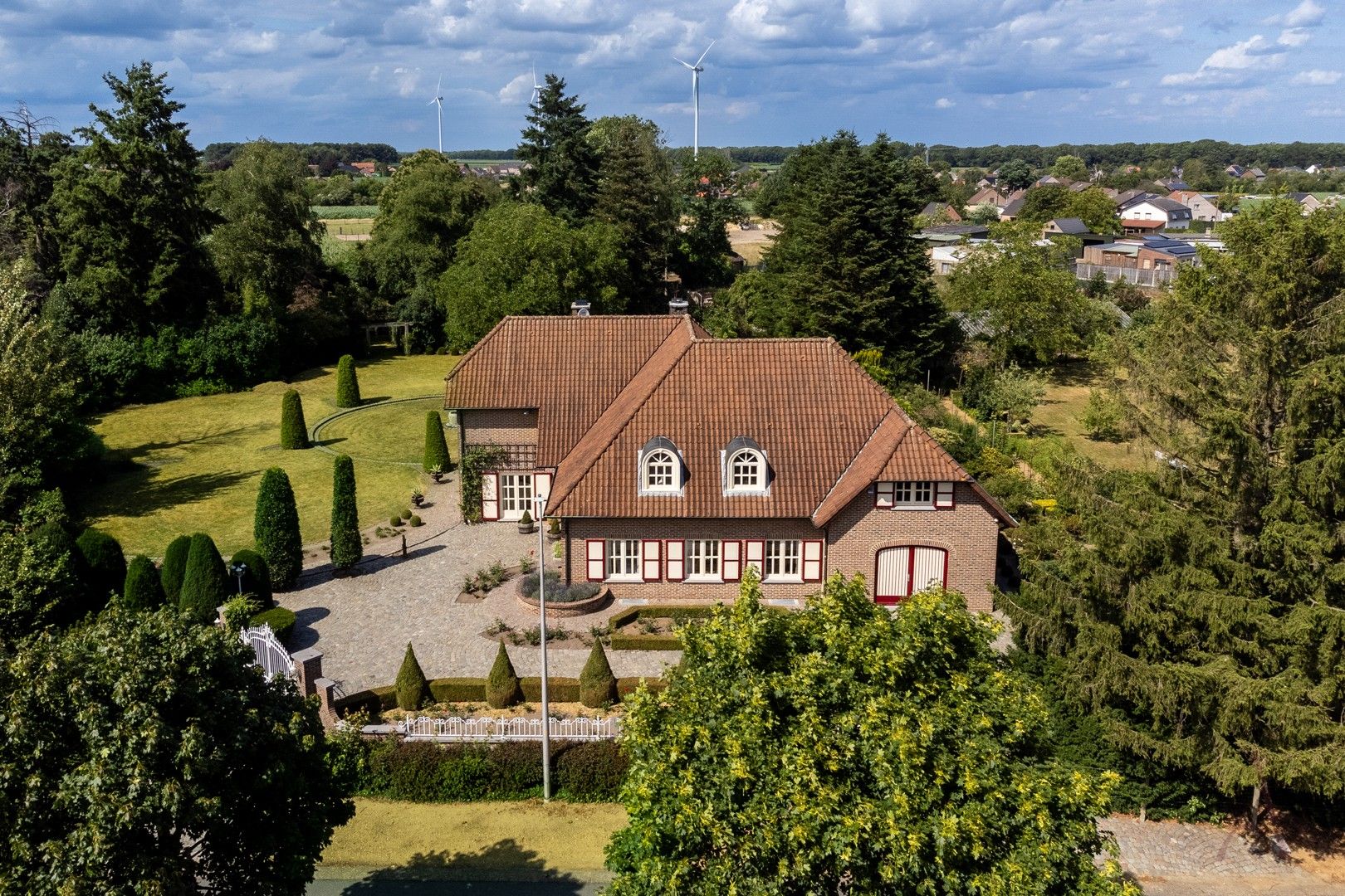 Riante karaktervolle villa met parktuin op ruim 1 hectare foto 2
