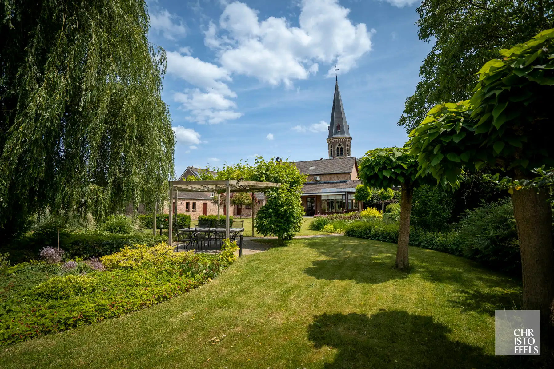 Riante vrijstaande woning mét praktijkruimte in het centrum van Opgrimbie!  foto 34