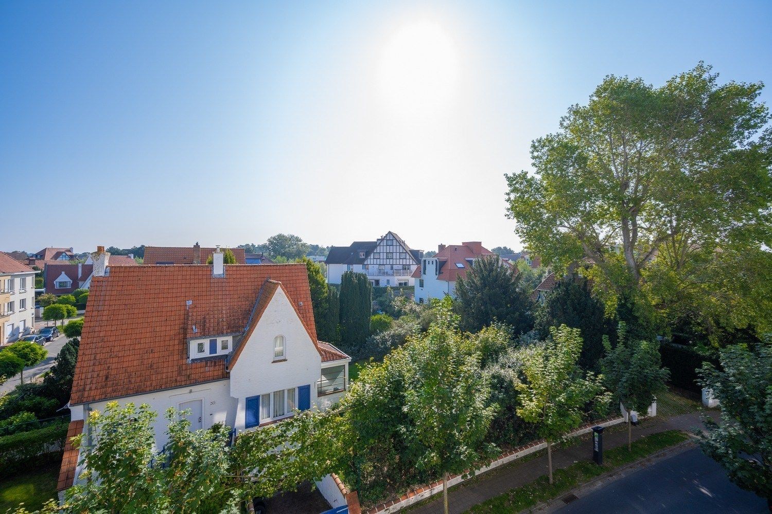  Volledig gerenoveerd 2 slaapkamer-appartement met een magnifiek OPEN ZICHT over de villa's te Churchilllaan. foto 1