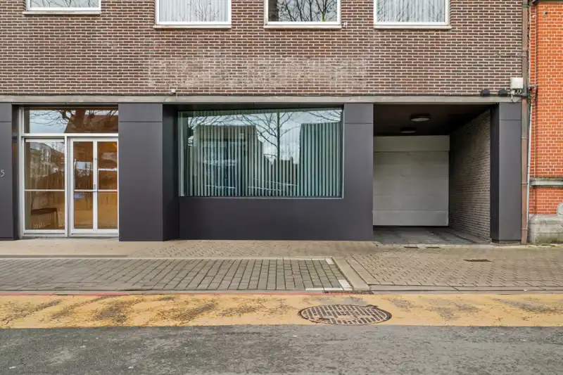 Roeselare-stadskern. Recent vernieuwde kantoor / praktijk / polyavalente ruimte te huur van 164m2. Ideale zichtbaarheid. Voldoende parkeerruimte en aparte autostaanplaats beschikbaar. foto 2