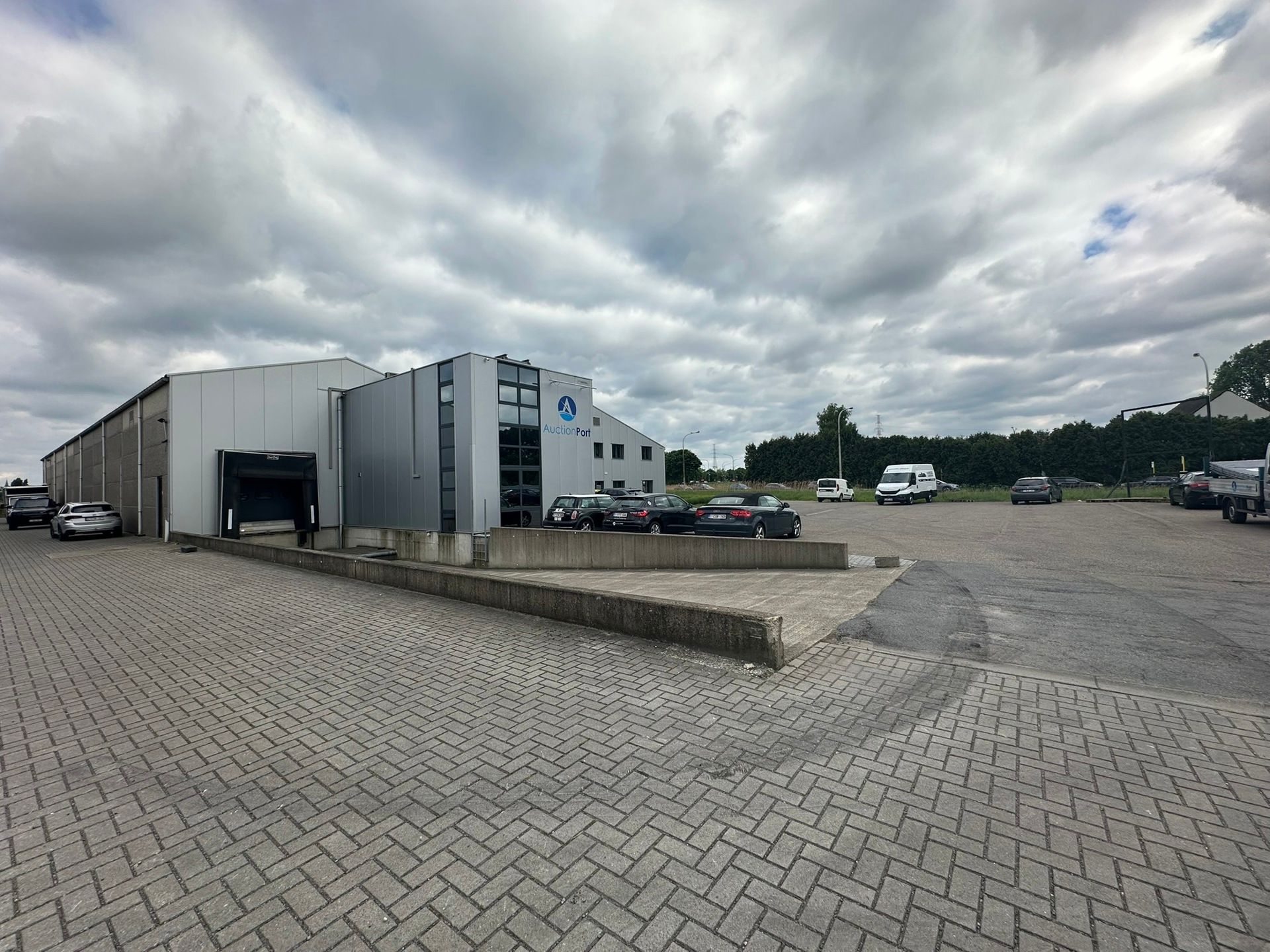 Bedrijfsgebouw op uitstekende locatie foto 2