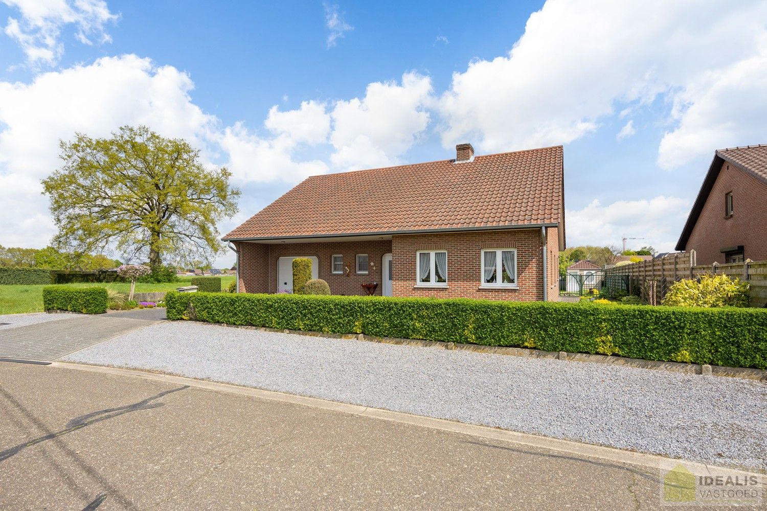 KNAPPE EN INSTAPKLARE WONING MET 4 SLAAPKAMERS, INPANDIGE ÉN VRIJSTAANDE GARAGE, HEERLIJK TERRAS OMGEVEN DOOR EEN PRACHTIGE TUIN foto {{pictureIndex}}