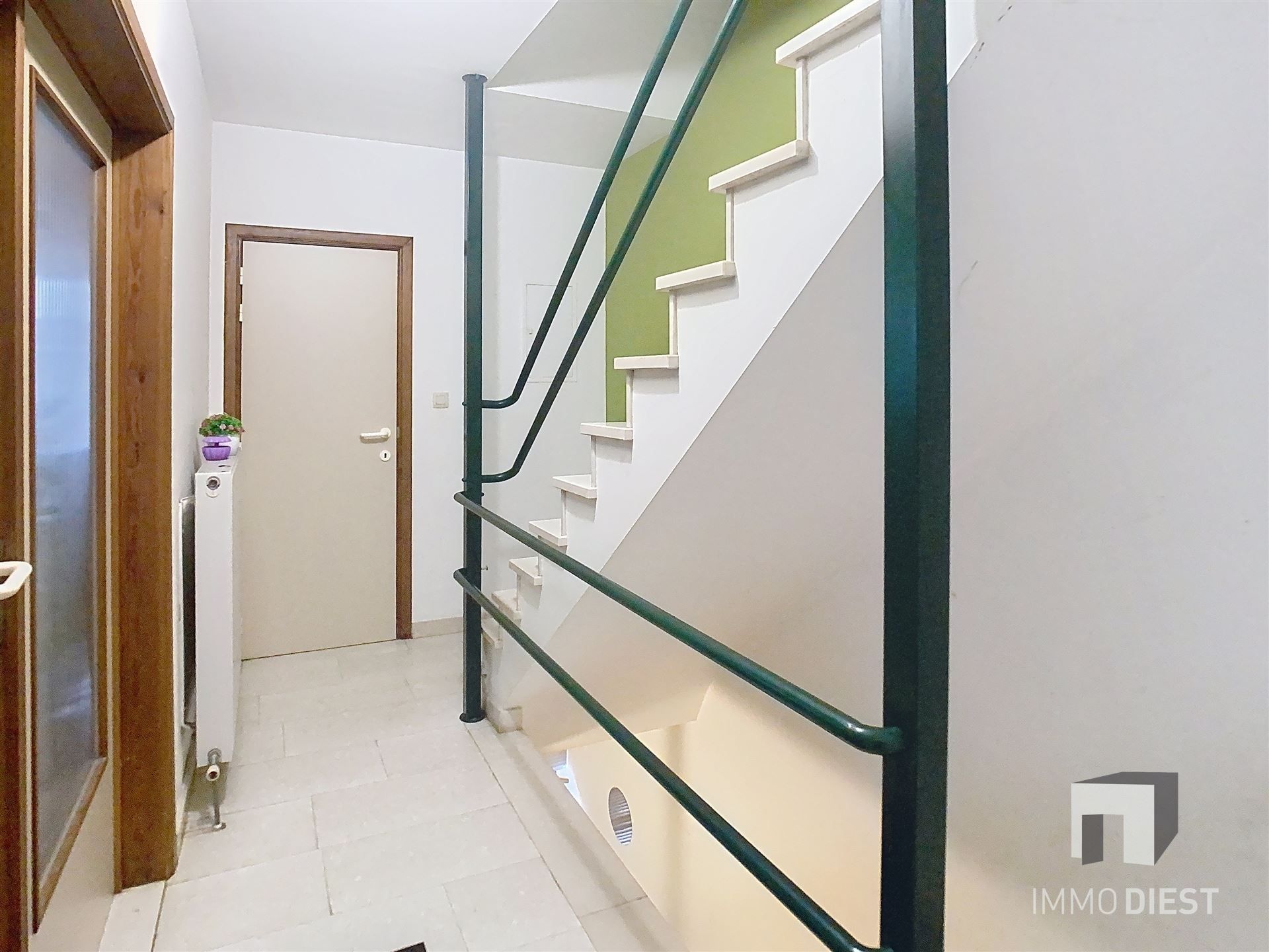 Fraaie bel-étage woning met garage in de stadsrand foto 10