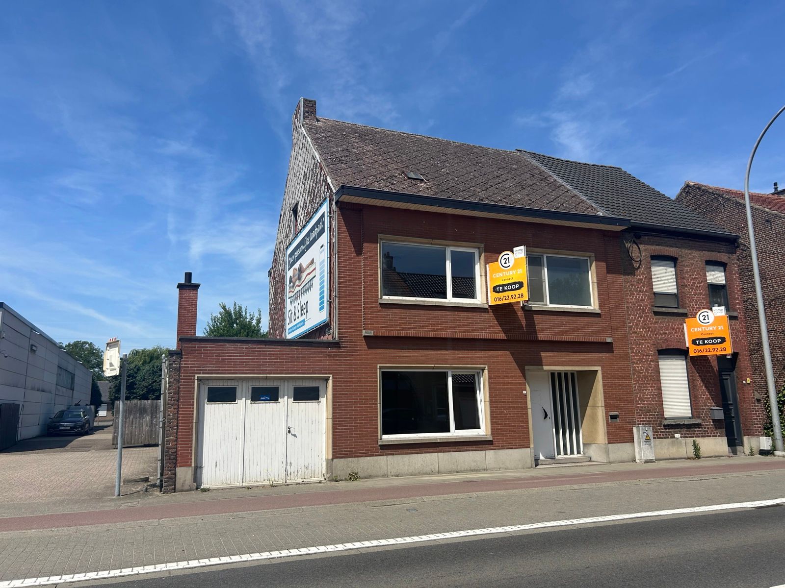 Op te frissen/ te renoveren woning nabij verbindingswegen foto 2
