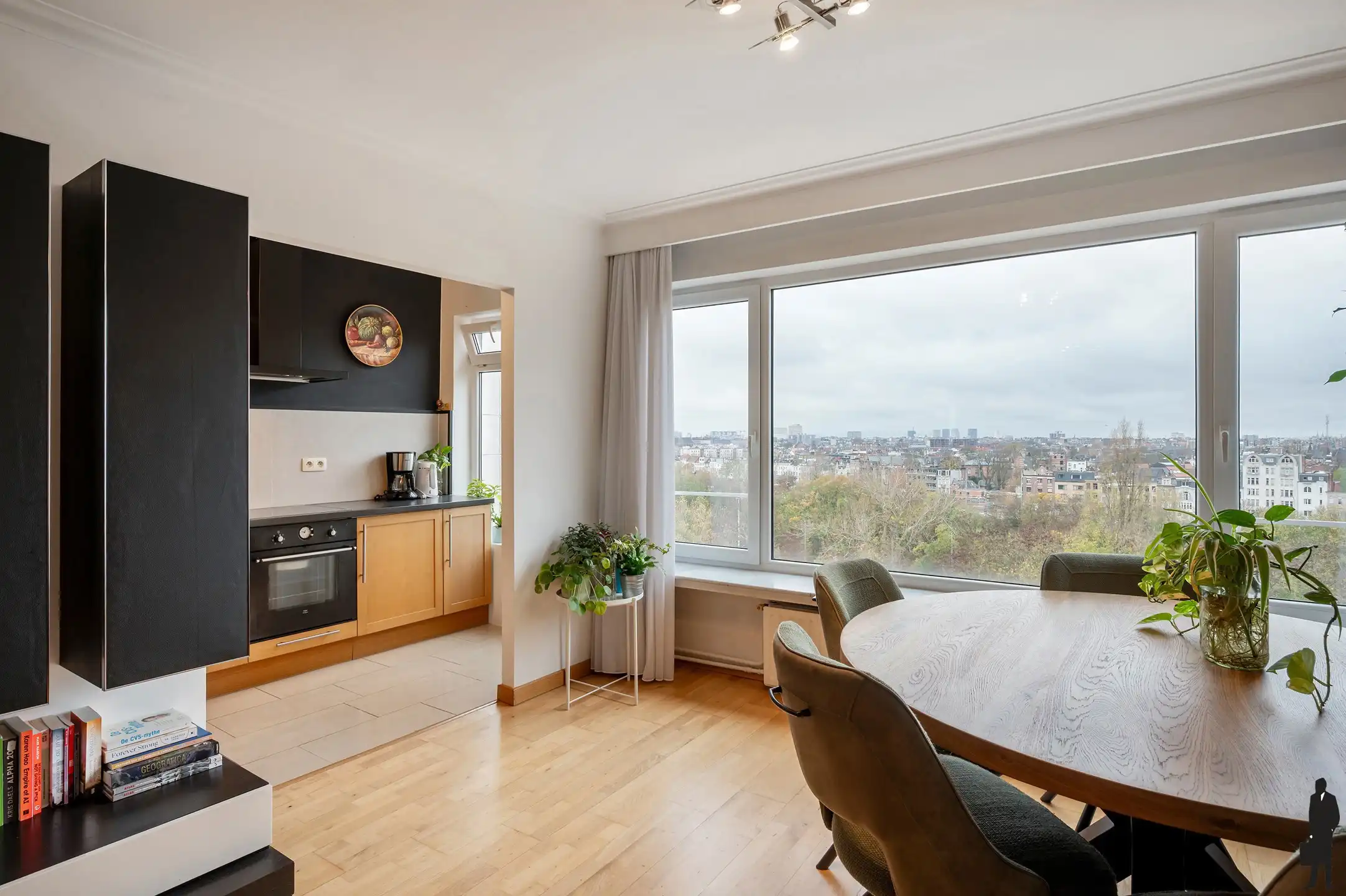 Panoramisch en lichtrijk 2-slpk appartement. foto 2