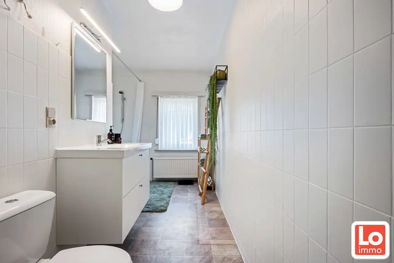 Instapklare halfopen woning met afzonderlijke garage op toplocatie in hartje Lochristi! foto 9