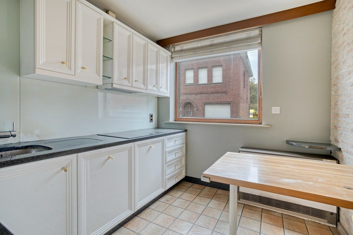 Bijzonder ruime woning met inpandige garage en 3 slks op een perceel van 1218 m². foto 7