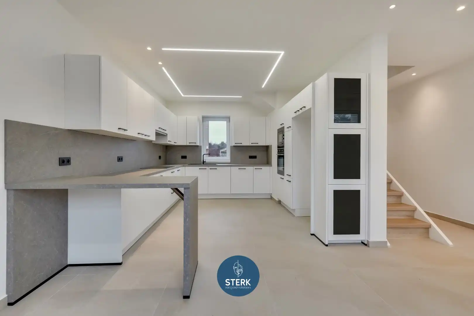 MODERN GERENOVEERDE GEZINSWONING MET 5 SLPKS + 2 BADKAMERS TE LANAKEN !  foto 10