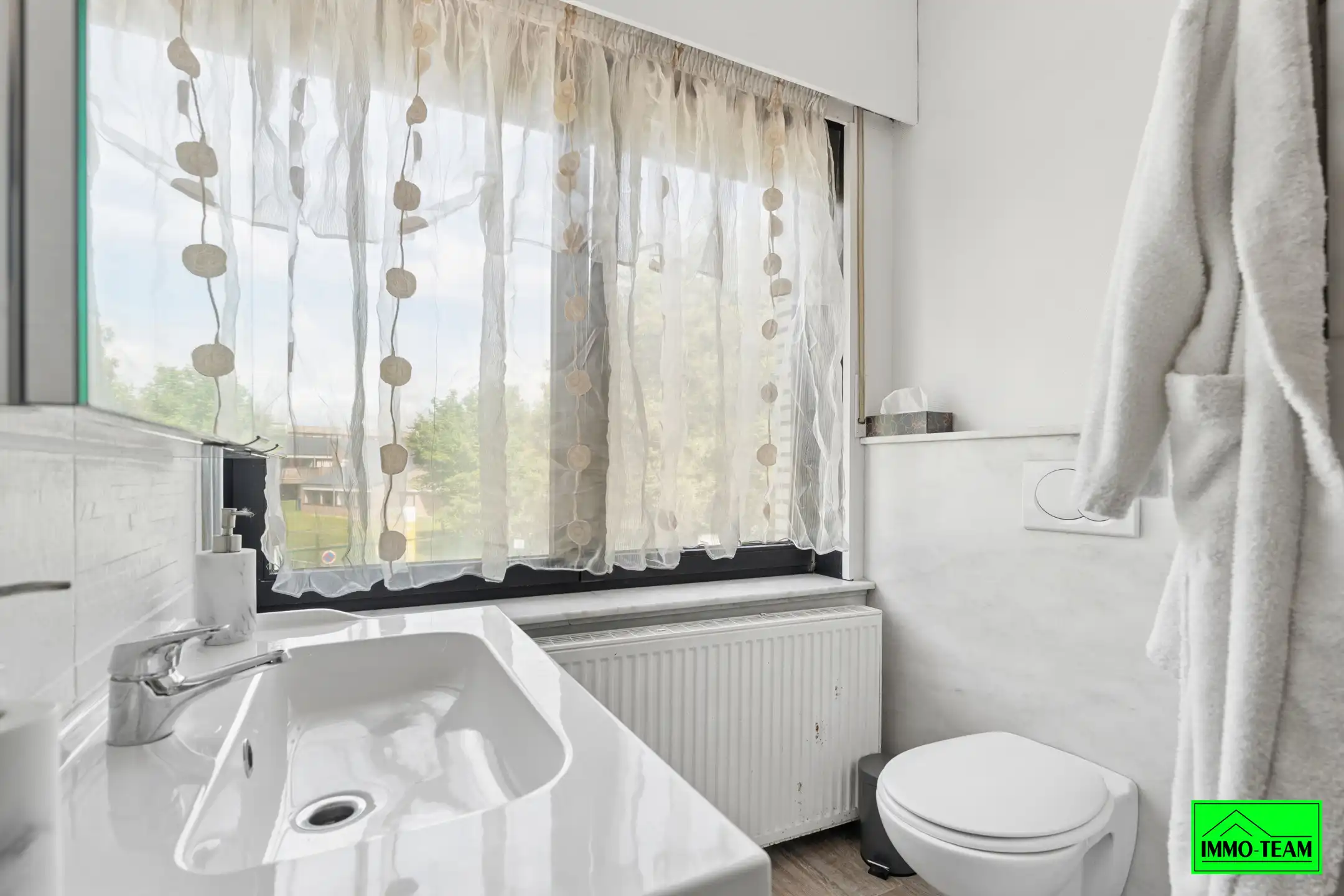 Ruime gedeeltelijk vernieuwde 2-gevel op gunstige locatie foto 21