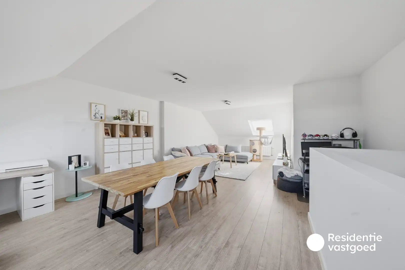 Instapklare woning met dubbele garage, 3 kamers en zongerichte buitenruimtes foto 11