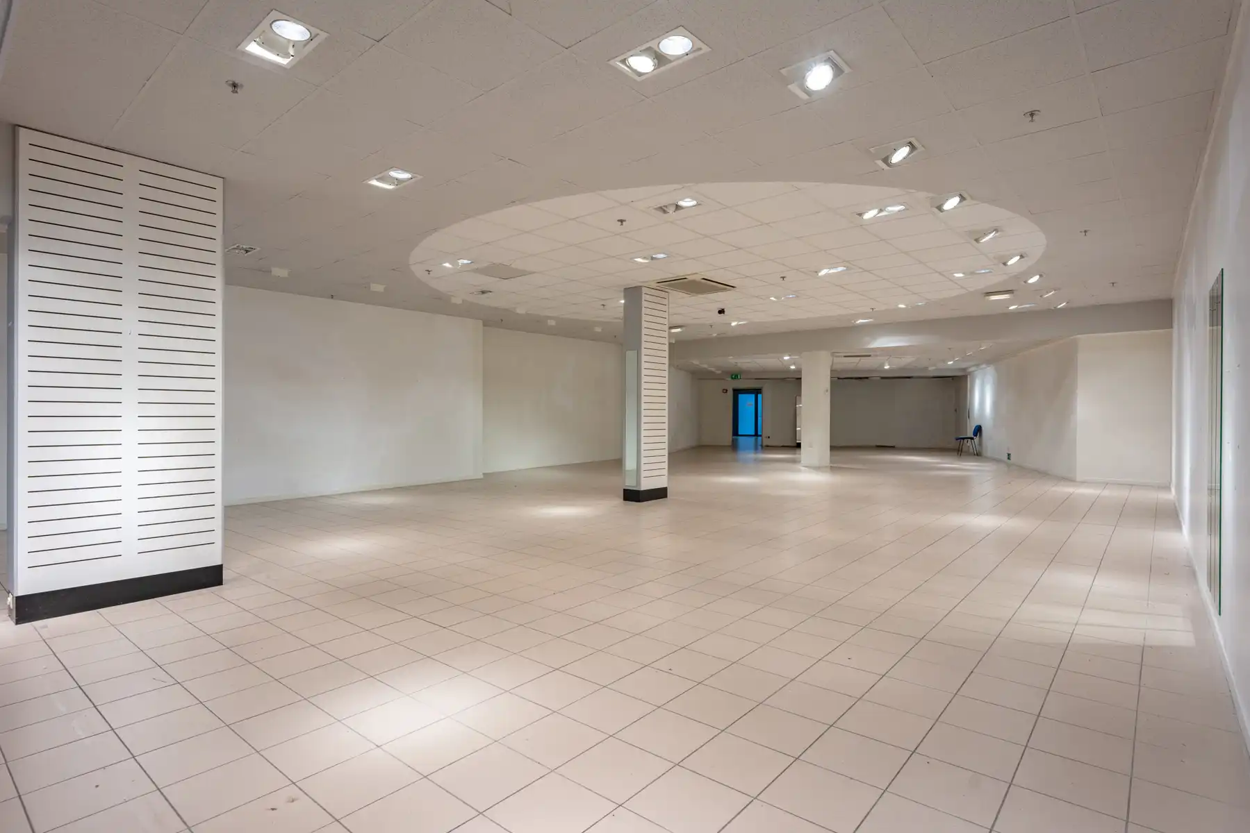 Commercieel gelijkvloers vlakbij de ingang in shoppingcenter de Promenade! foto 3