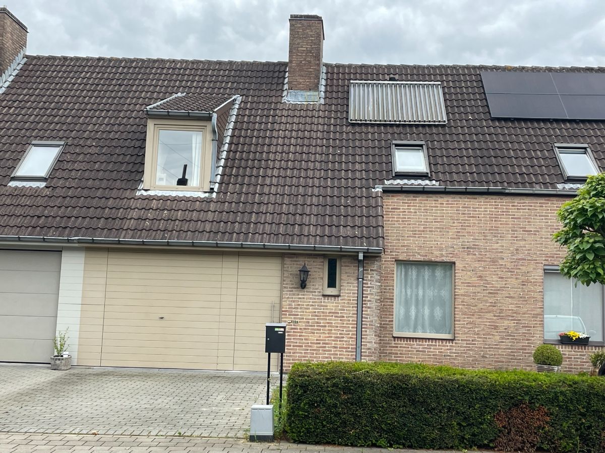 EENGEZINSWONING + garage & tuin foto 3