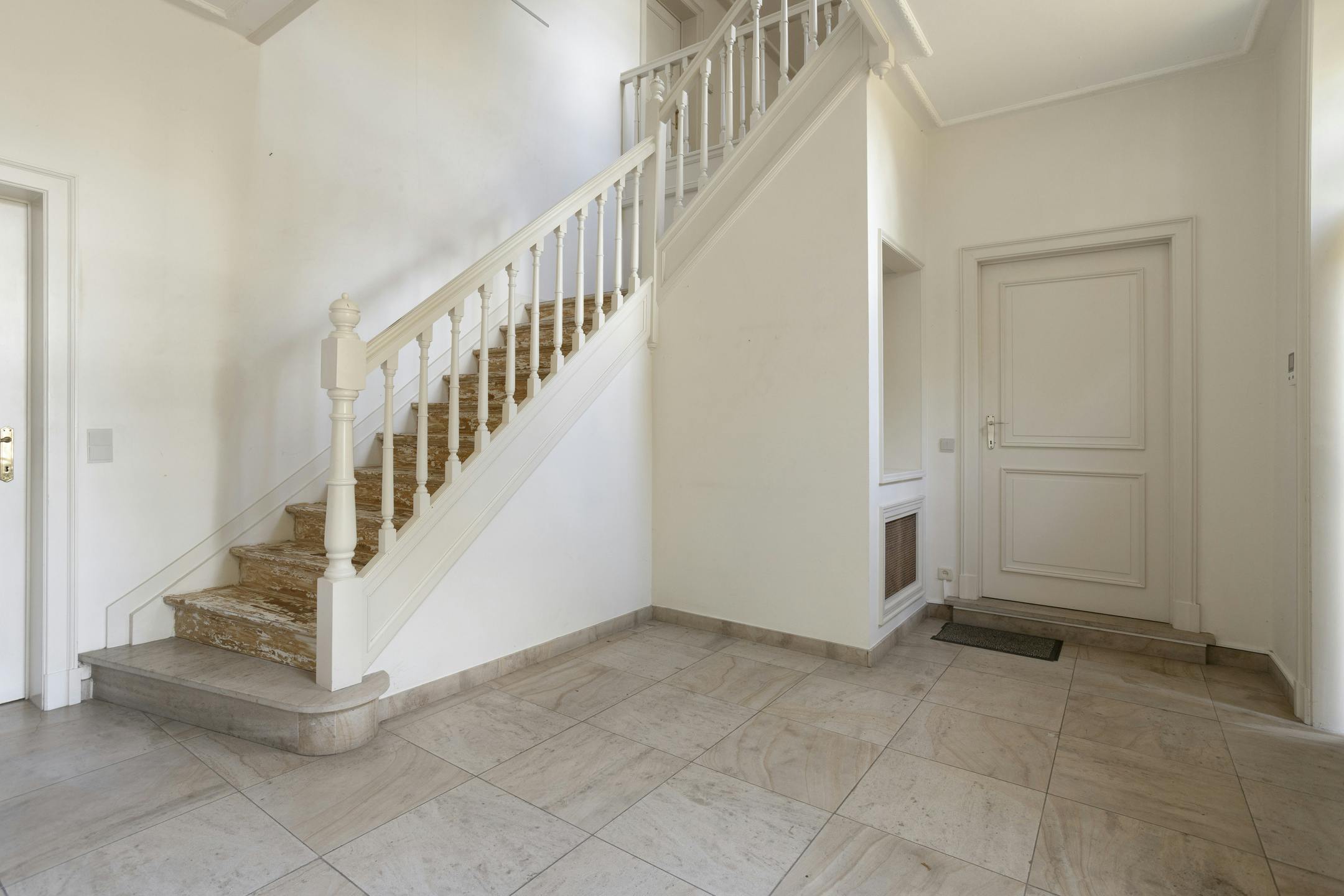 Unieke villa te koop in Zwevezele met prachtige tuin foto 2