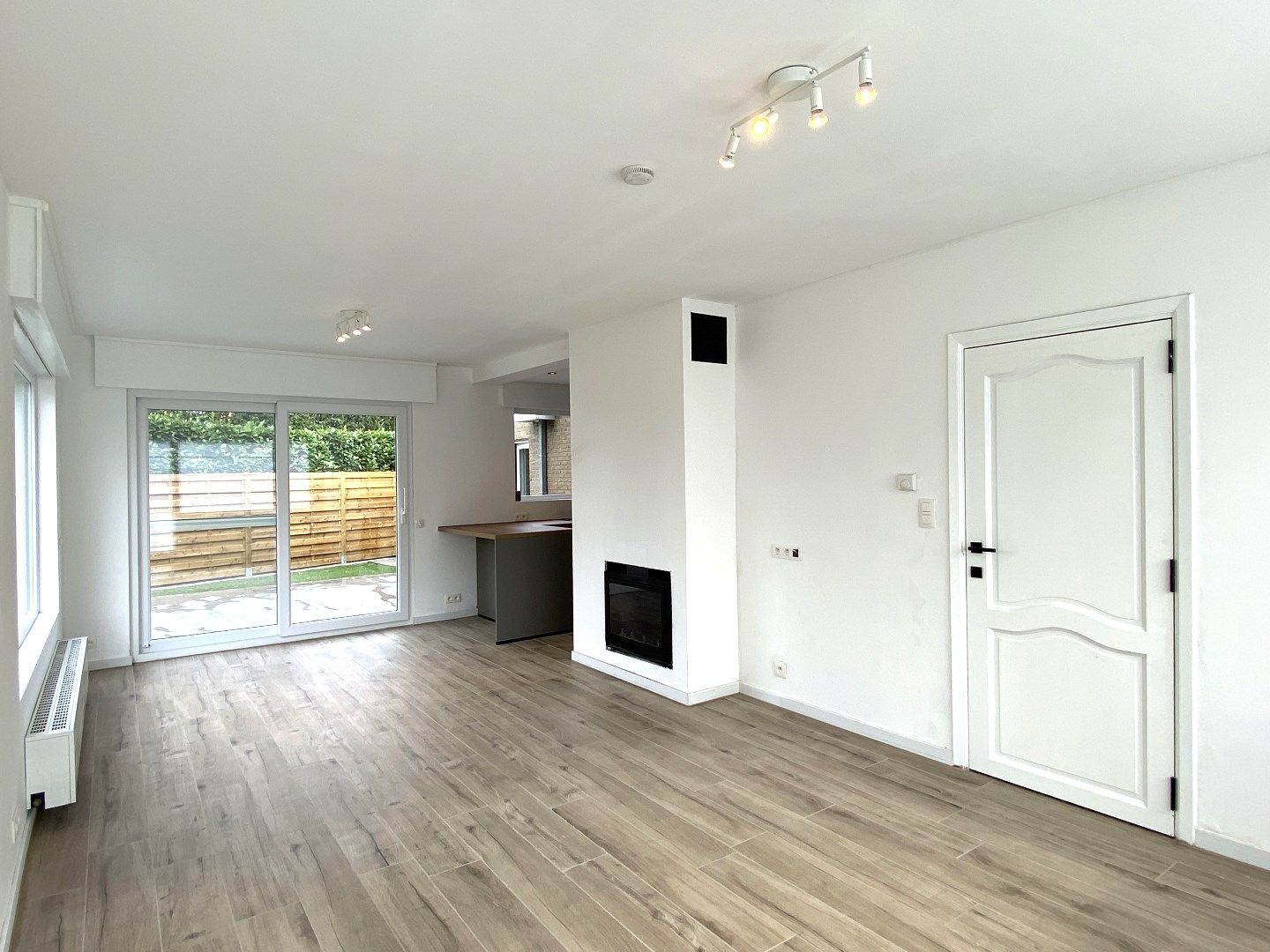 HALF OPEN WONING MET TUIN | 3 SLPKS | UITERST RUSTIGE LIGGING foto 3