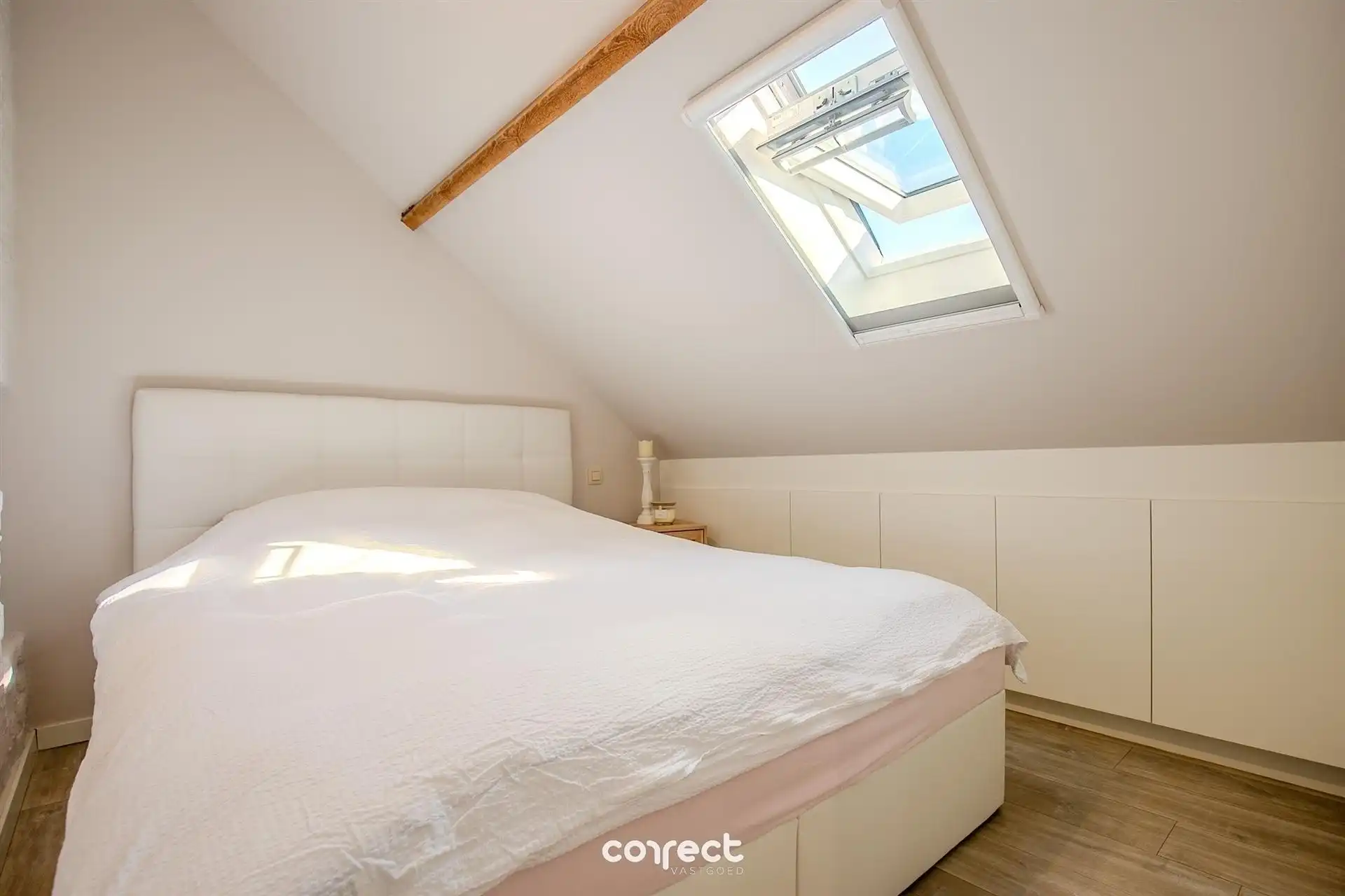 Halfopen bebouwing met oprit, garage, tuin en 3 slaapkamers. foto 8