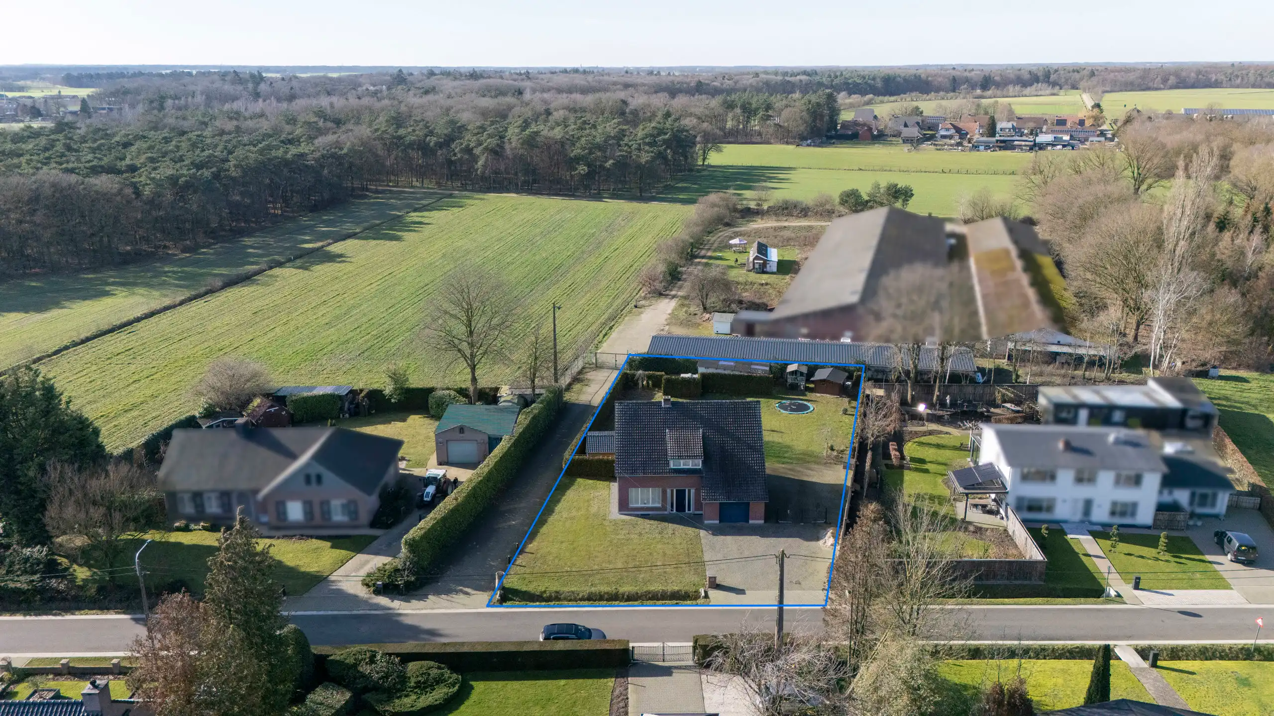 Vrijstaande woning met 4 slpk en 2 garages op 1.306m²  foto 3