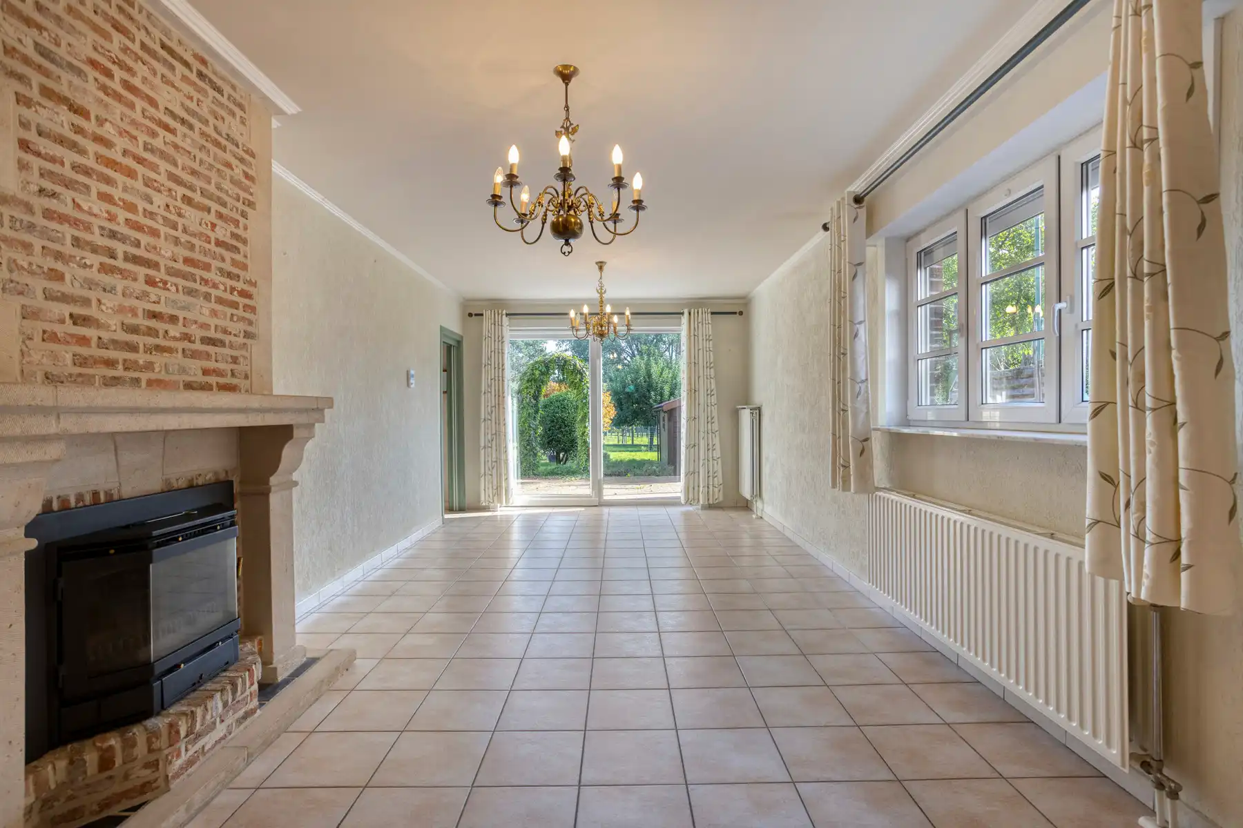 Half open bebouwing met 3 slaapkamers, garage en ruime tuin! foto 3