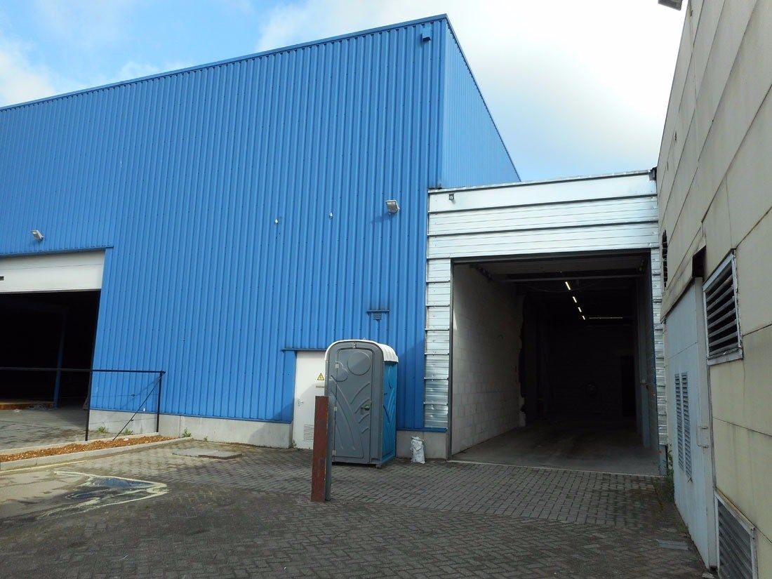 Groot magazijn/garage/opslagruimte foto 2