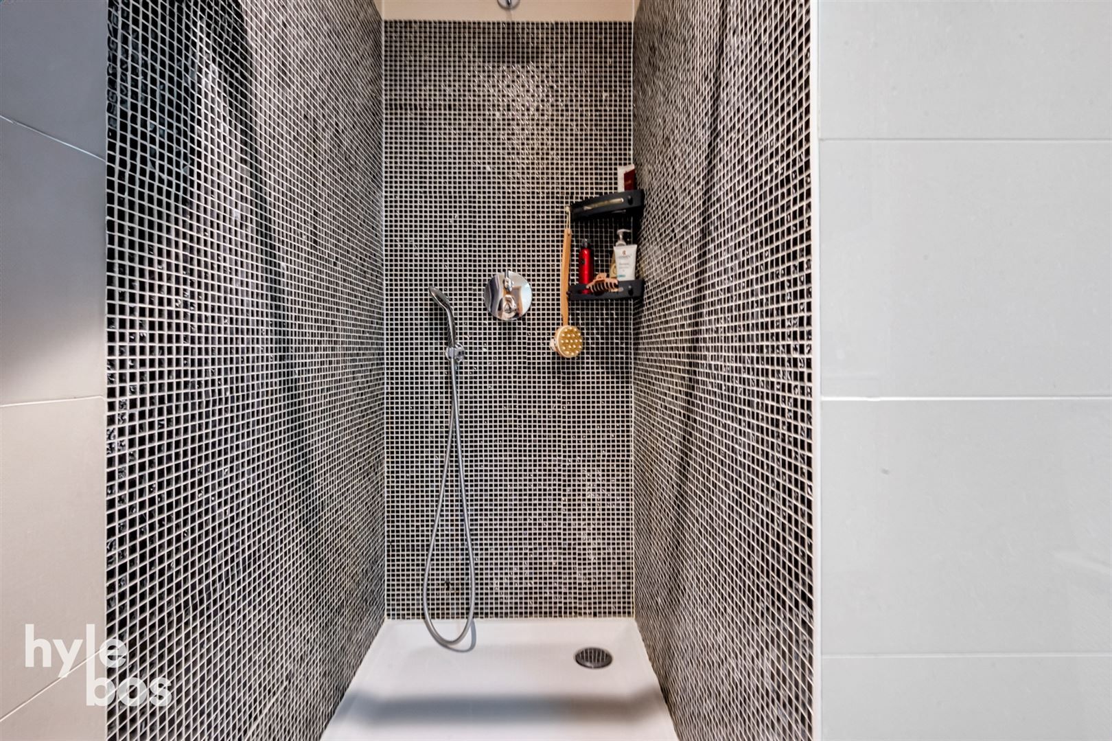 Instapklaar 2 slaapkamer appartement met garage foto 16