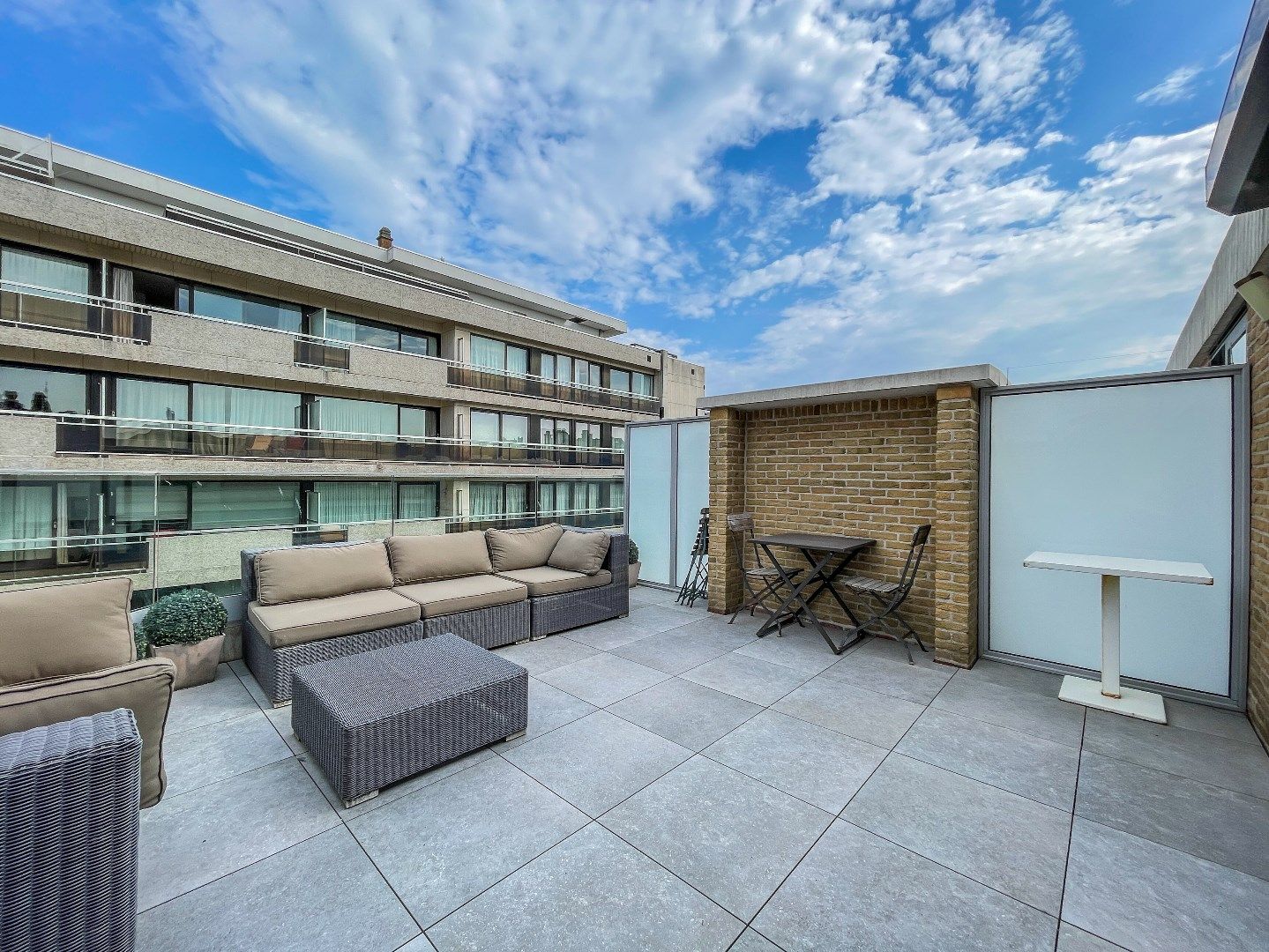 Aangename penthouse (gemeubeld) met ruim zonneterras gelegen op de Kustlaan vlakbij het Lichttorenplein.  foto 5