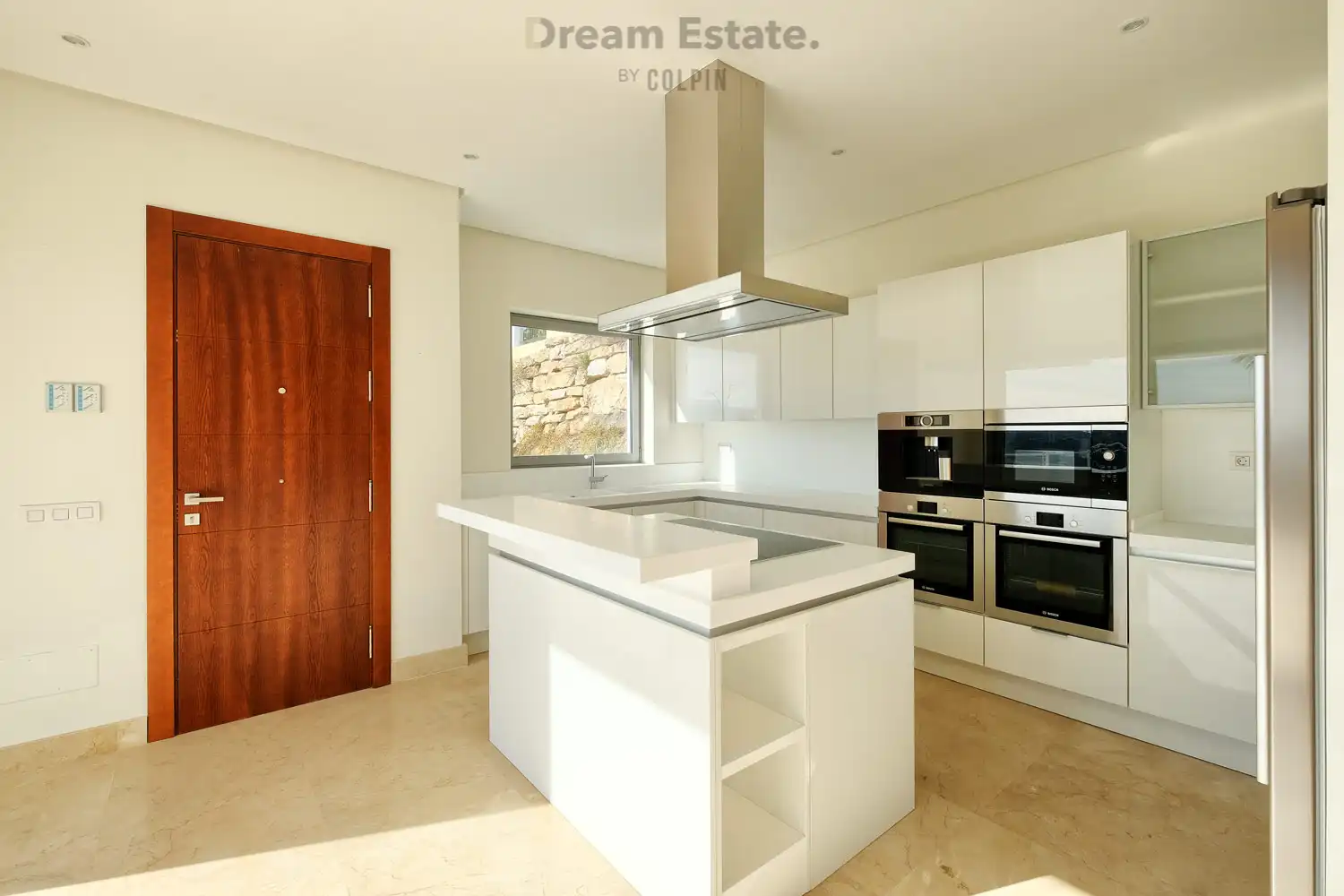 Nieuwe moderne villa met uitzicht op zee en bergen. foto 14