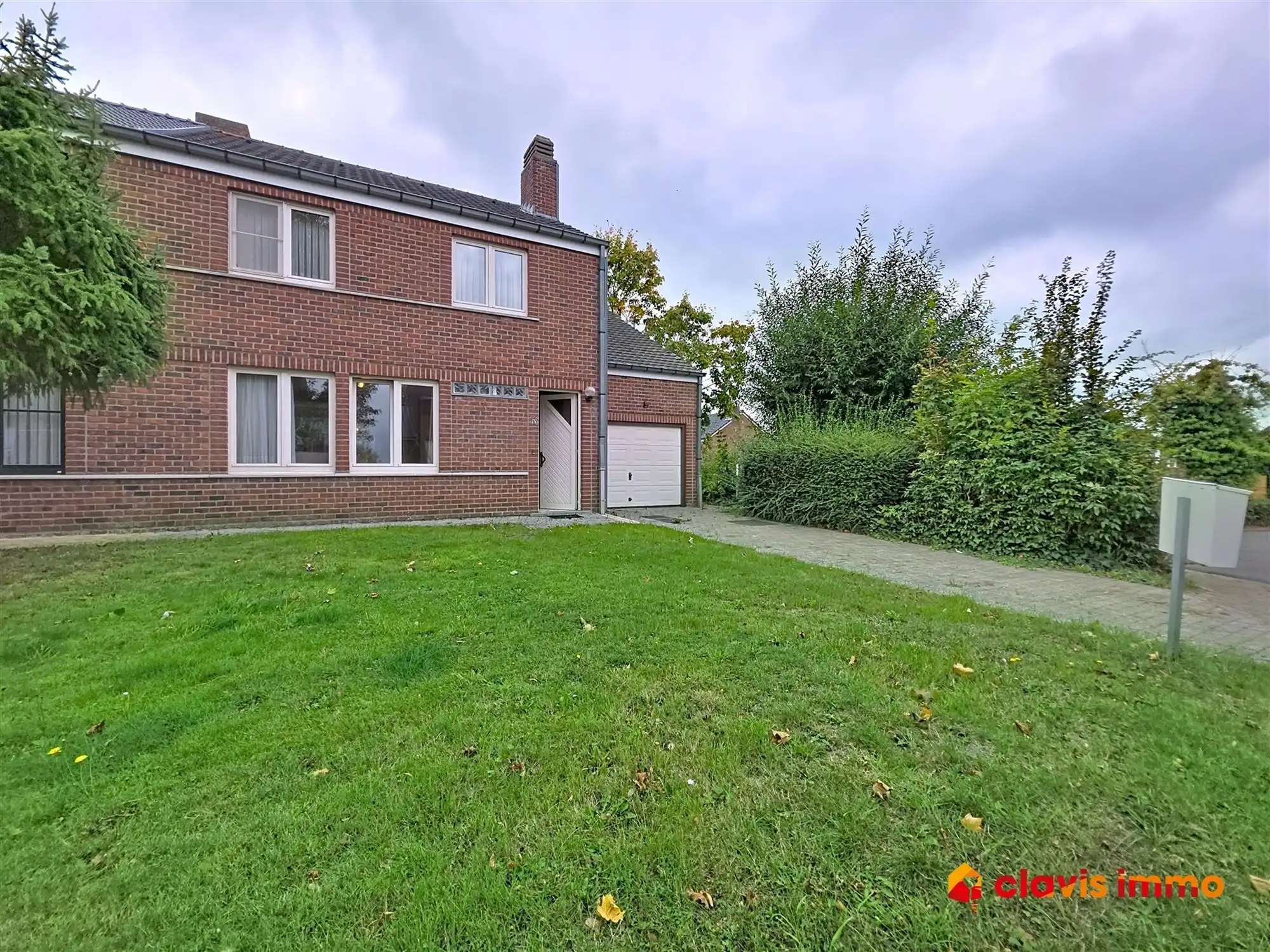 Hoofdfoto van de publicatie: Halfopen-bebouwing in een rustige buurt