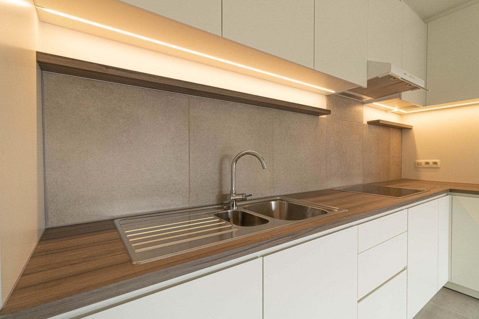 ! NIEUWE VOORWAARDEN! Zeer mooi afgewerkt en instapklaar nieuwbouwappartement gelegen in groene zone met mogelijkheid tot bijhuren van ondergrondse autostaanpla foto {{pictureIndex}}