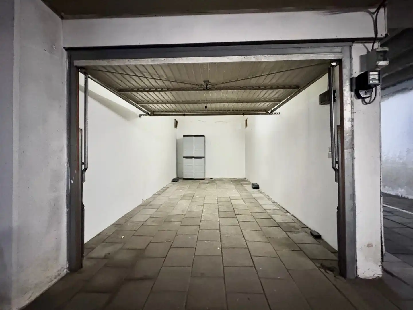 Garagebox met elektrische poort en elektriciteit foto 2