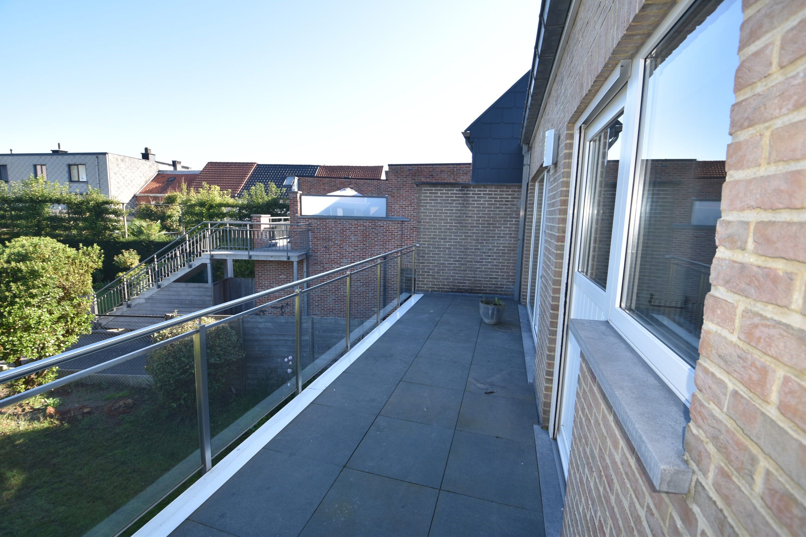 Woning met 3 slaapkamers, zeer ruime garage, 2 terrassen en tuin. foto 16