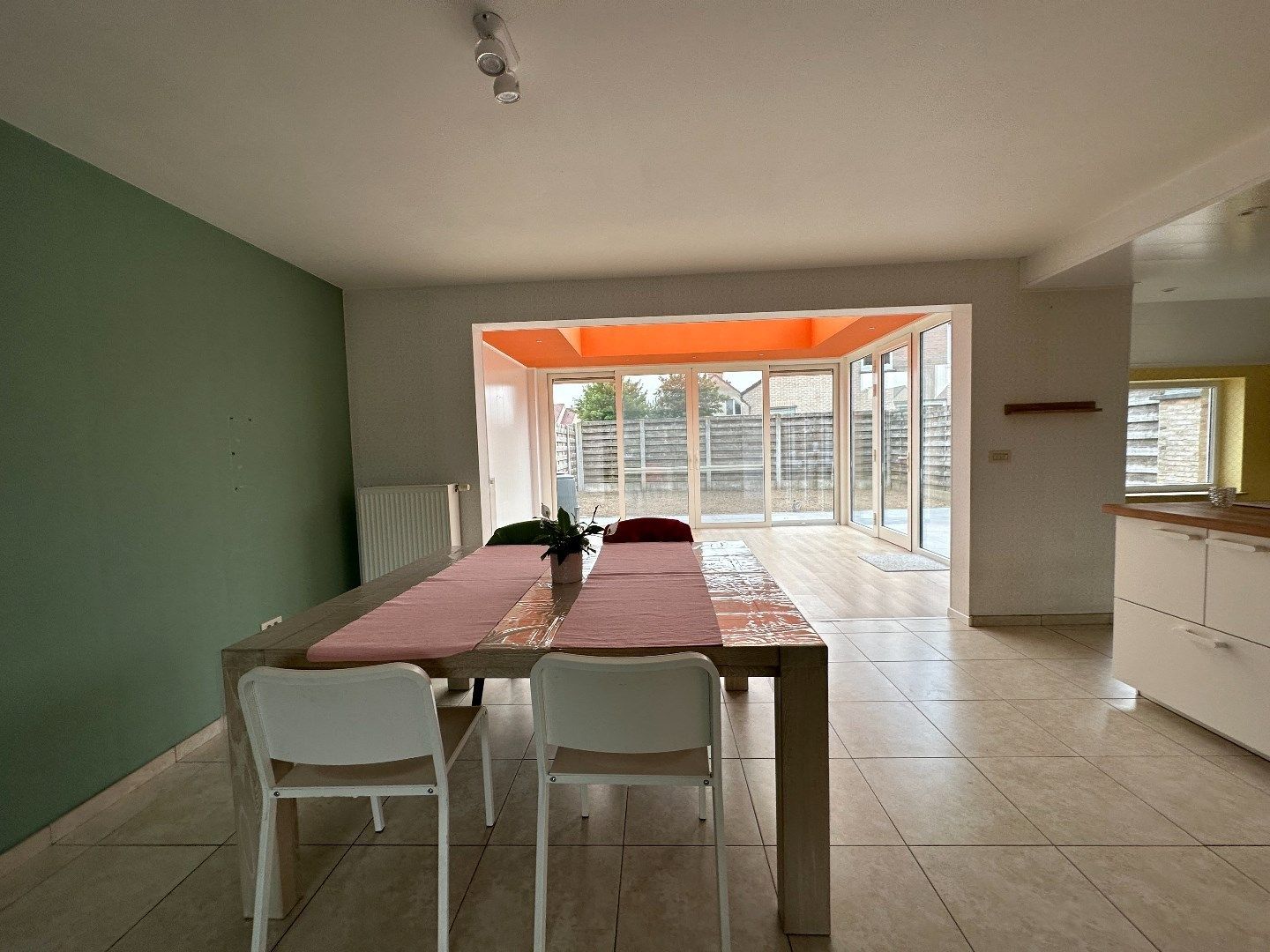 Centraal gelegen, lichtrijke woning met drie slaapkamers en garage foto 6