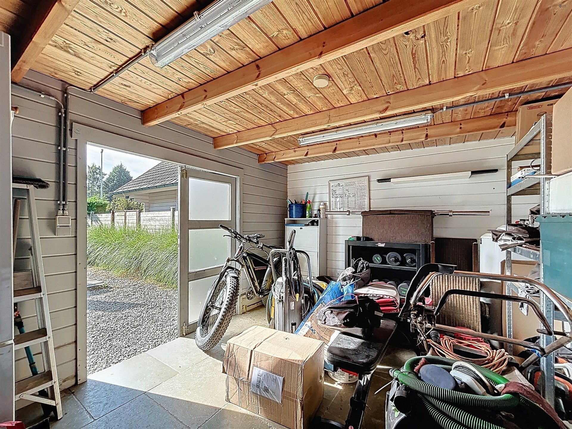 Charmante en zeer degelijke chalet met een ruime handige berging en carport. foto 12
