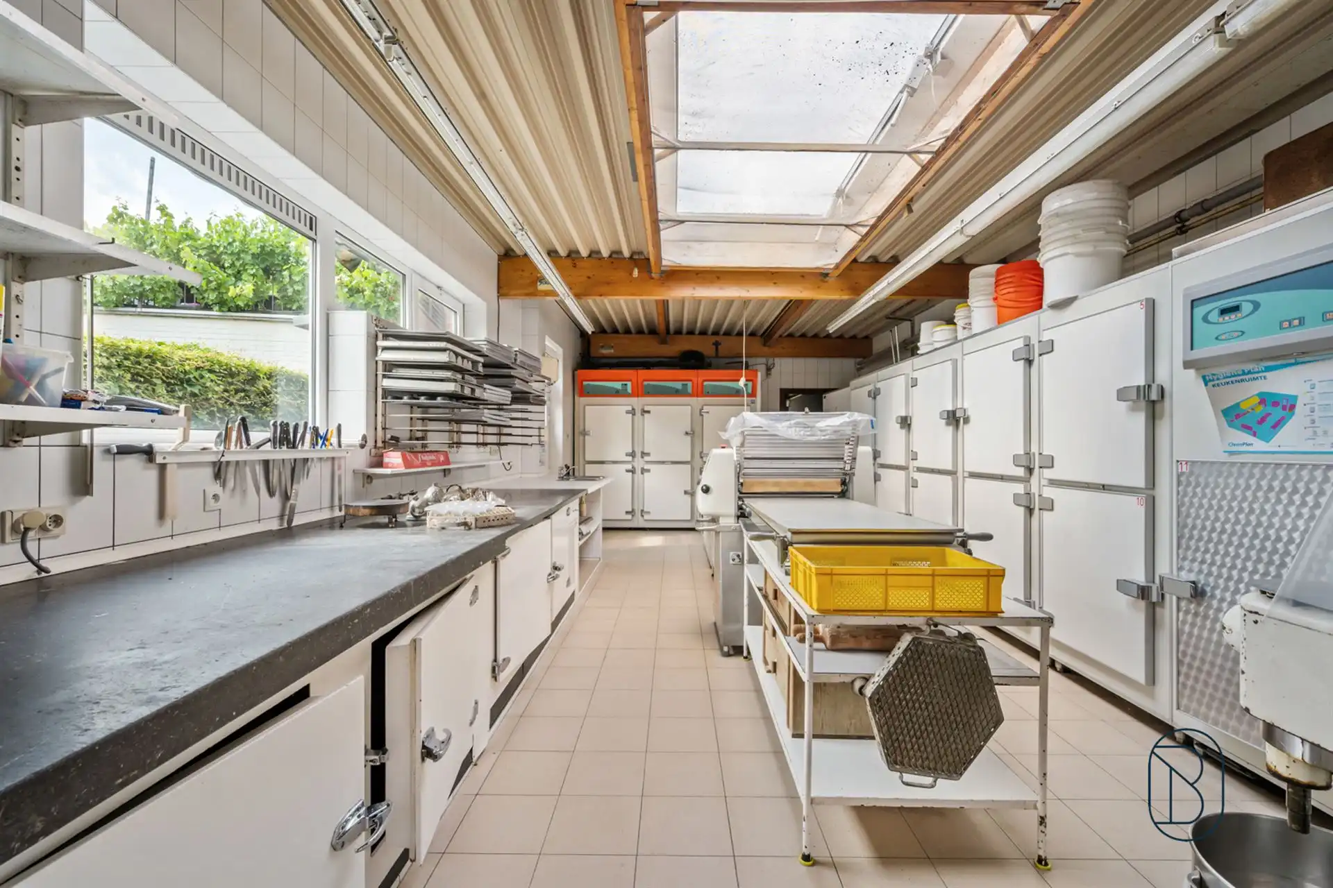 Handelspand met aparte woonst op een toplocatie in Deerlijk! foto 10