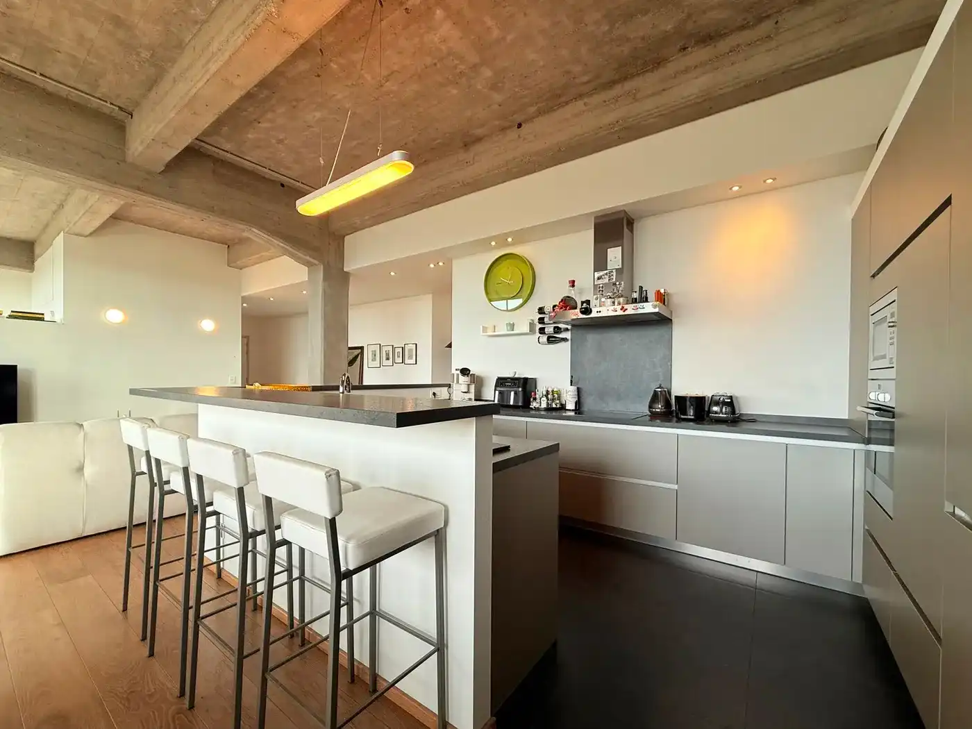 Ruime en moderne industriële loft met terras en ondergrondse parkeerplaats in Herent foto 8