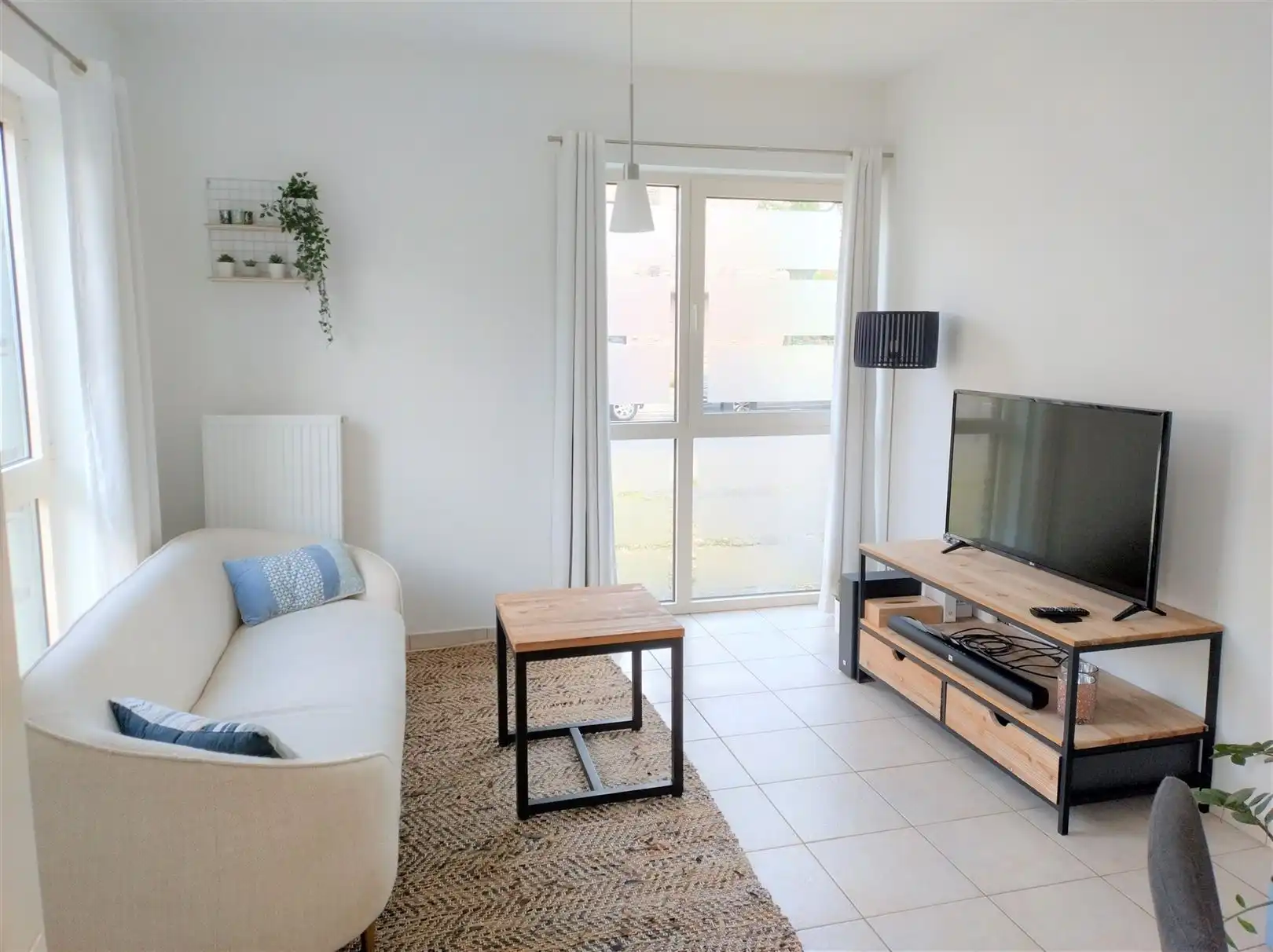 Eigentijds gelijkvloers appartement met 2 slaapkamers, terras en autostaanplaats foto 3