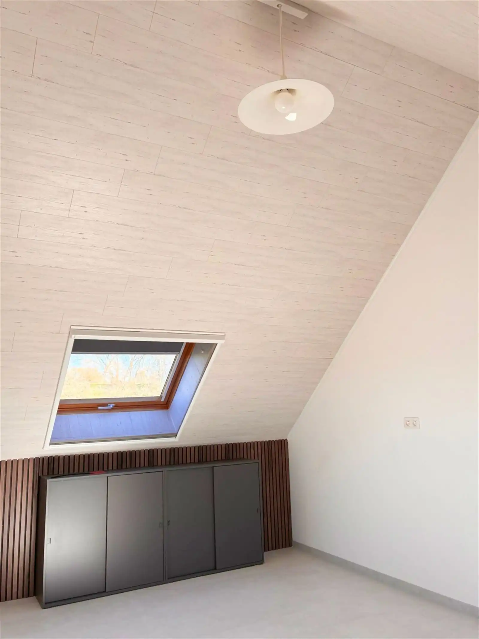 Lichtrijk huis met garage en koer foto 18