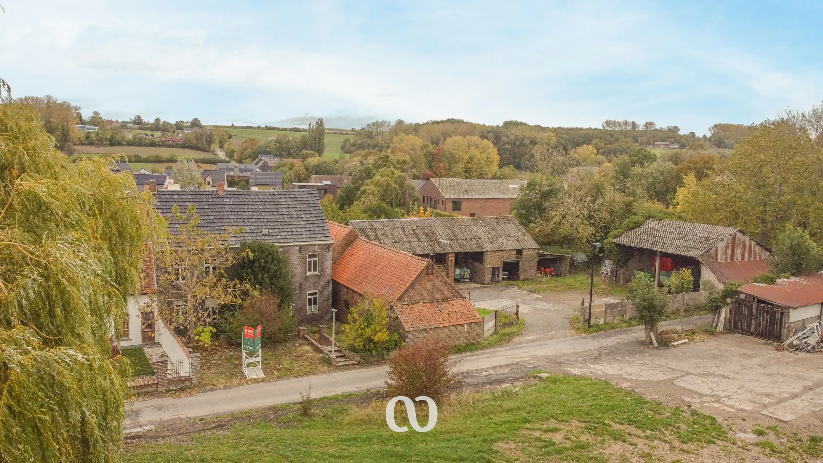 Hoofdfoto van de publicatie: Pastorijwoning met tal van bijgebouwen